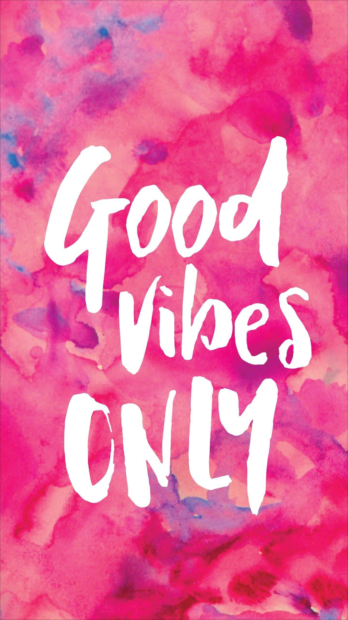 Good Vibes Only 桌布 壁紙 — 充滿活力的粉紅和紫色水彩背景，帶有粗體白色手寫文字「Good vibes ONLY」。