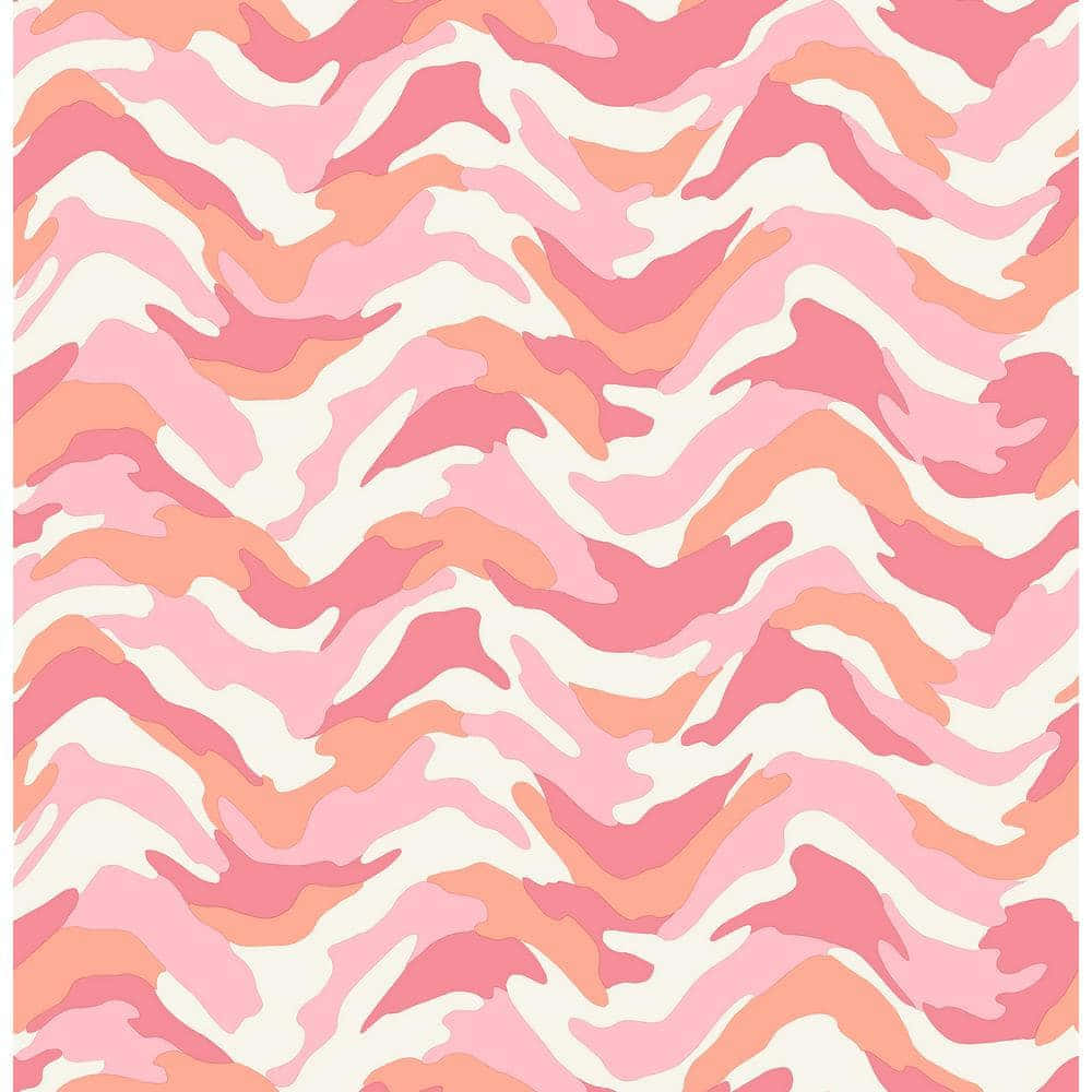 Pink Camo 桌布 壁紙 — 充滿活力的粉紅和蜜桃色波浪圖案壁紙，帶有柔和奶油色點綴，營造出俏皮的抽象設計。