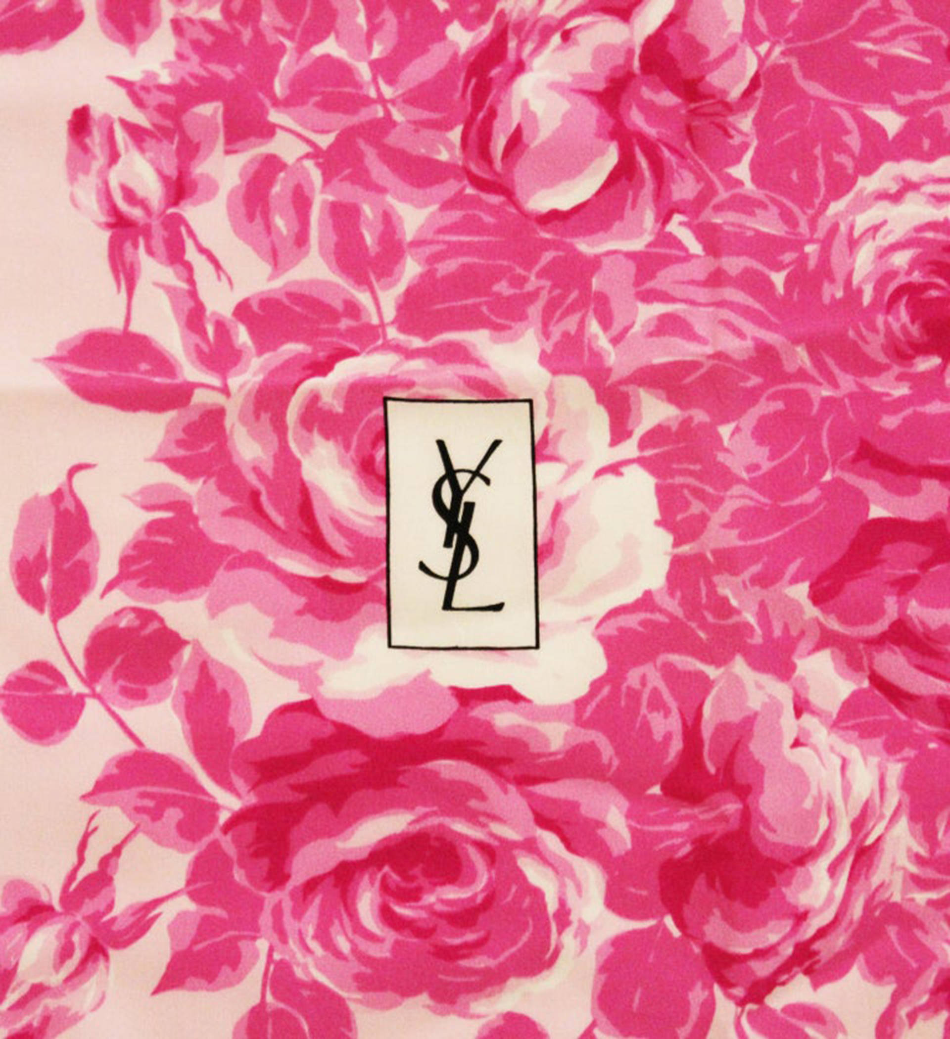YSL 桌布 壁紙 — 充滿活力的粉紅玫瑰圖案布料，中央有YSL標誌，背景為柔和的奶油色。