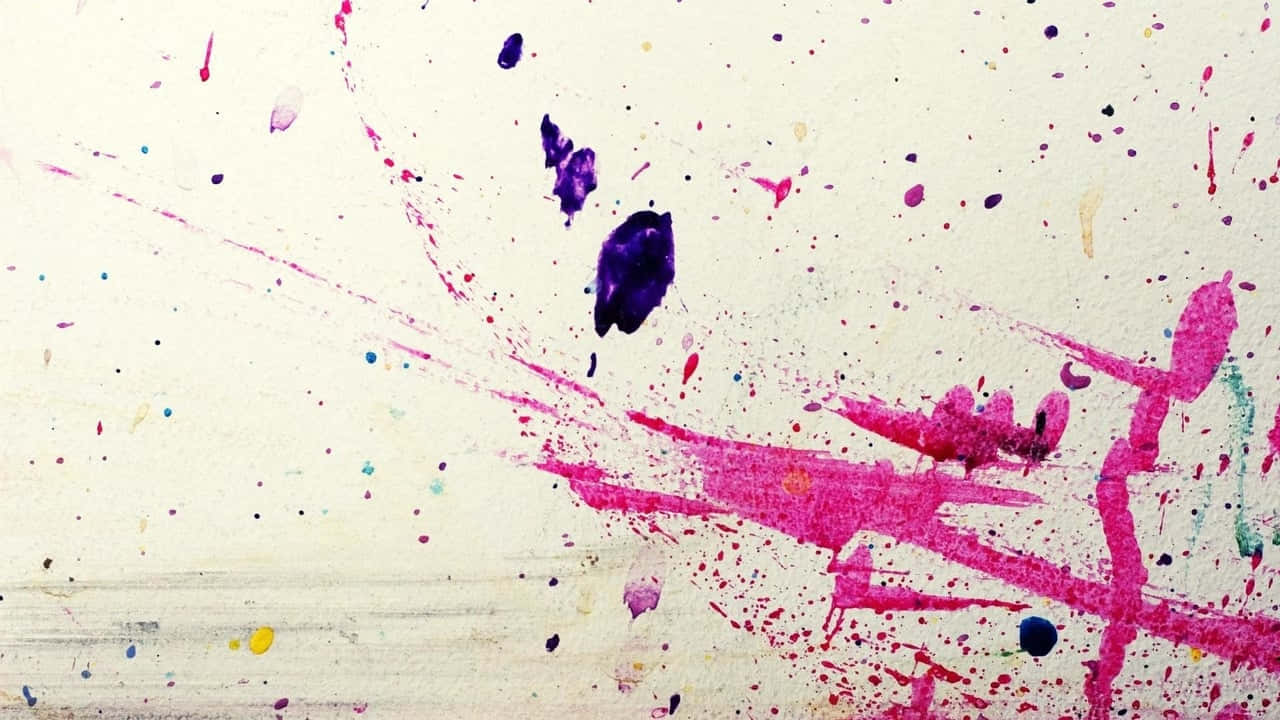 Paint Splatter 桌布 壁紙 — 充滿活力的粉紅色、紫色和藍色油漆飛濺在帶有紋理的米白色畫布上，形成動態的抽象表現。