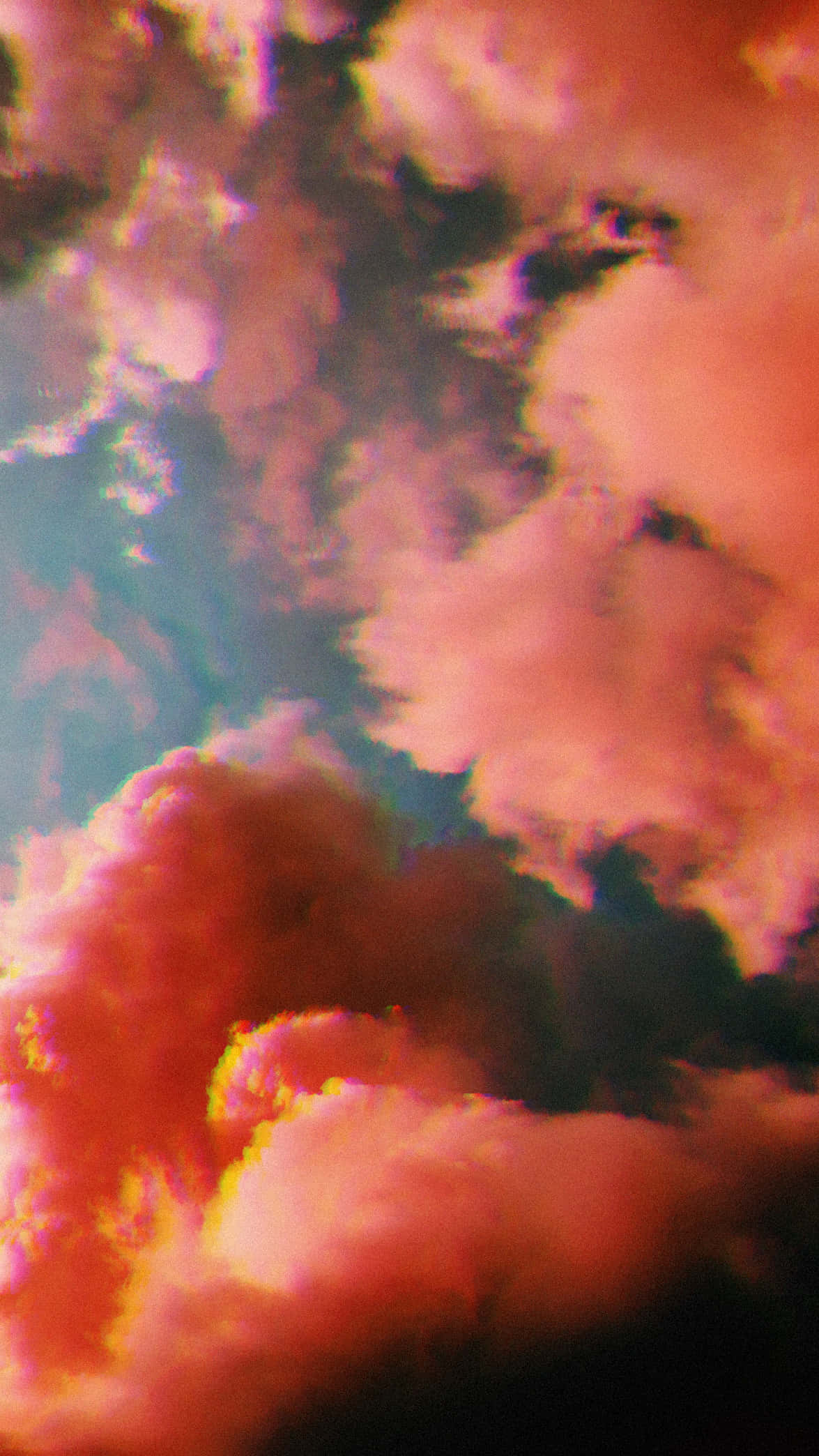 Cloudy Sky 桌布 壁紙 — 充滿活力的粉紅色和橙色雲朵在青藍色天空中旋轉，形成夢幻、帶有故障效果的抽象構圖。