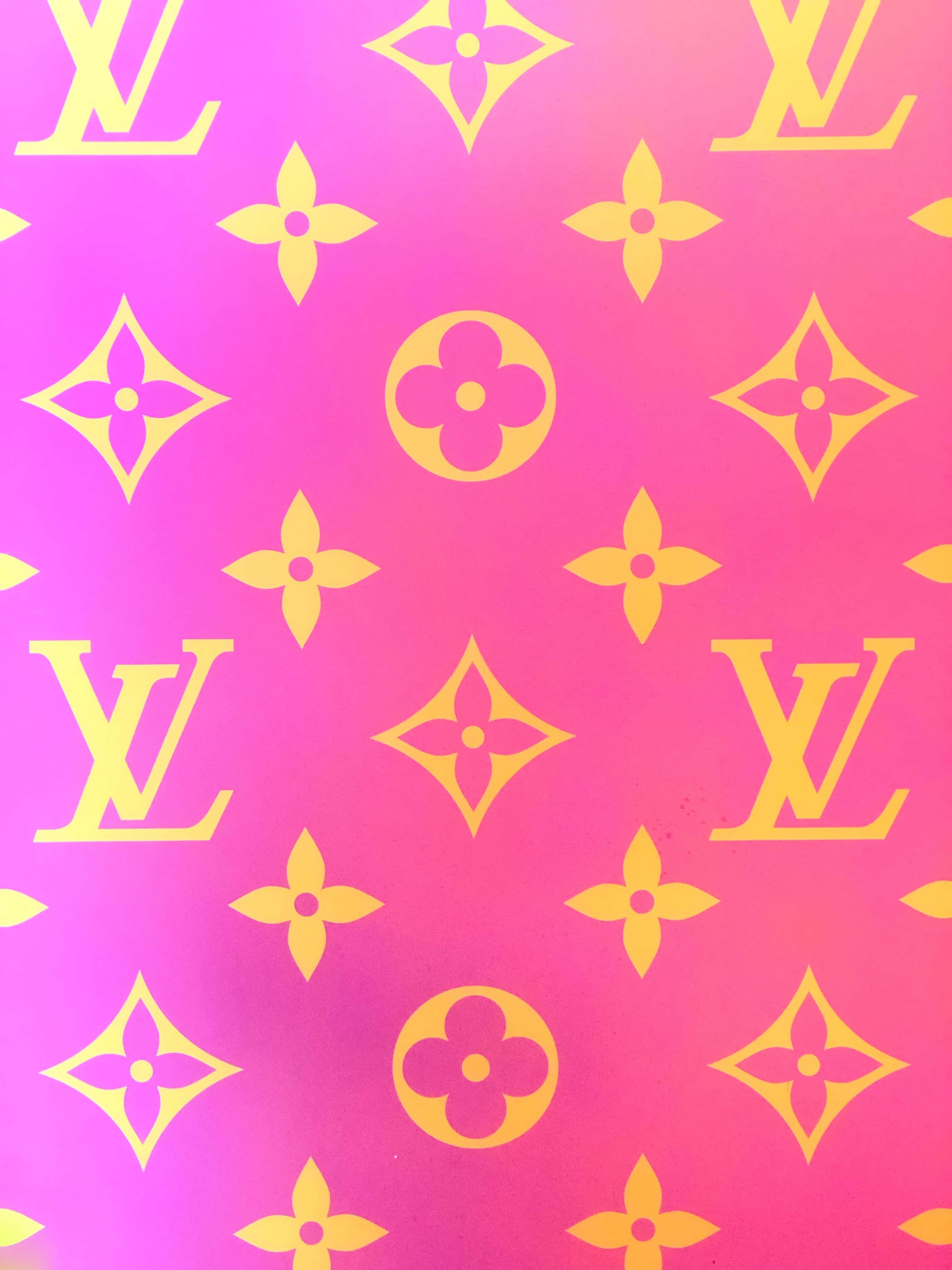 Louis Vuitton iPhone 桌布 壁紙 — 充滿活力的粉紅色和洋紅色漸變背景，飾有重複的黃色 Louis Vuitton 字母圖案。