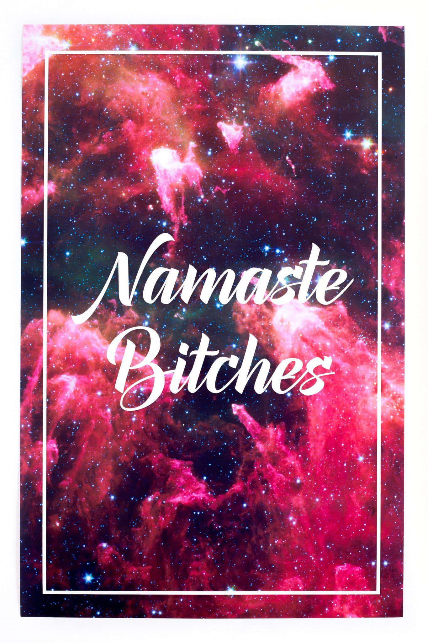 Quote 桌布 壁紙 — 充滿活力的粉紅色和紫色宇宙星雲，帶有閃爍的星星，由白色邊框和粗體白色草書文字「Namaste Bitches」框起。
