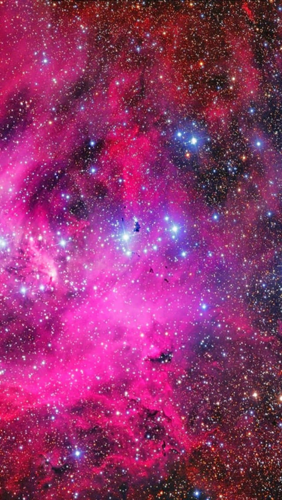 桌布 壁紙 — 充滿活力的粉紅色和紫色宇宙雲在黑暗虛空中與發光的藍色星星旋轉。