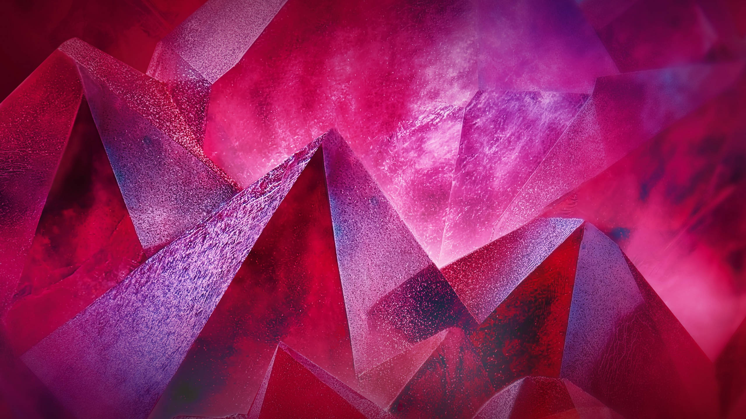 Red Crystal 桌布 壁紙 — 充滿活力的粉紅色和紫色幾何水晶碎片在煙霧漸變背景上發出內部光芒。