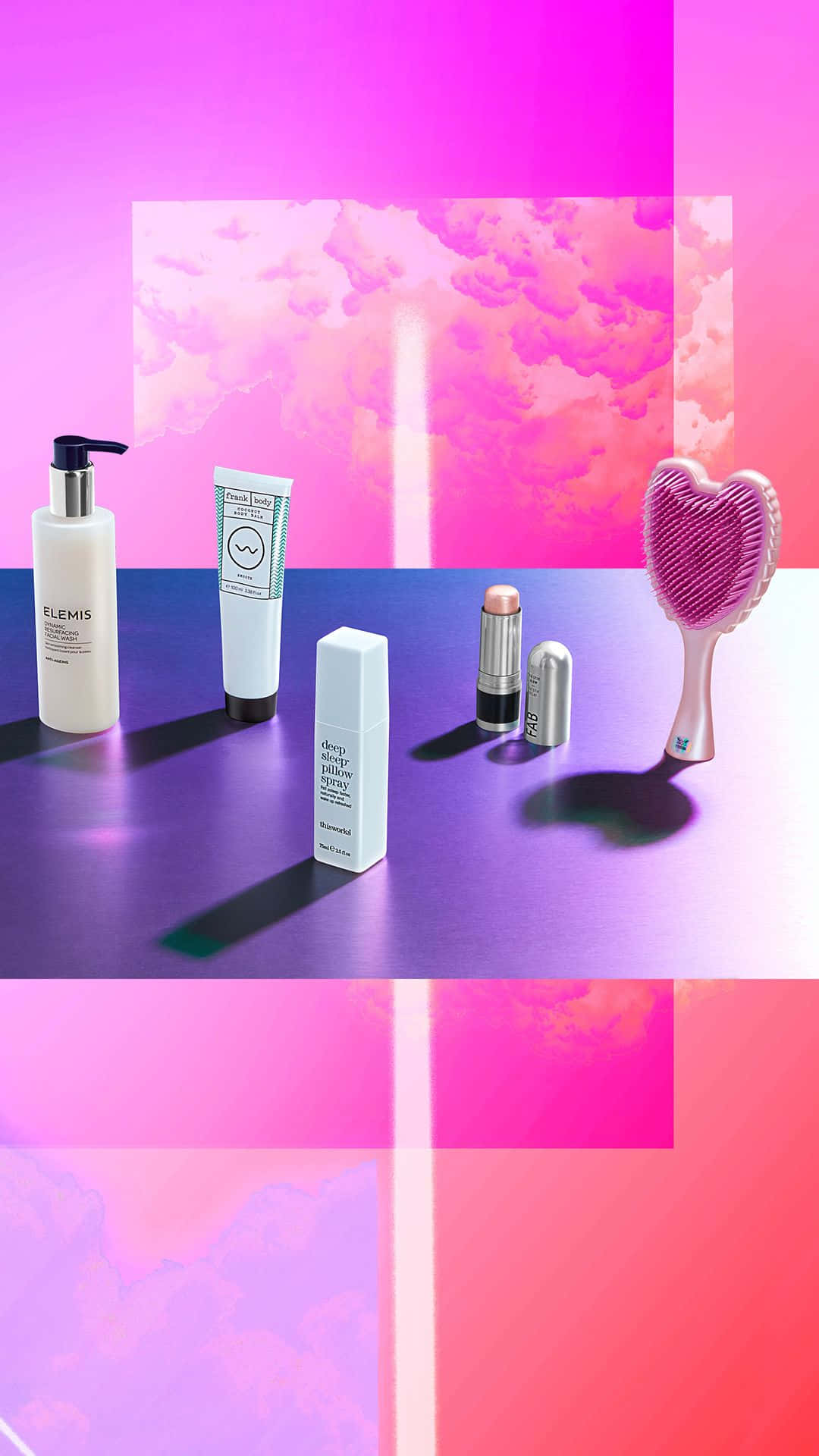 Haircare 桌布 壁紙 — 充滿活力的粉紅色和紫色幾何背景，配有美容產品，包括心形刷子和Elemis護膚品。
