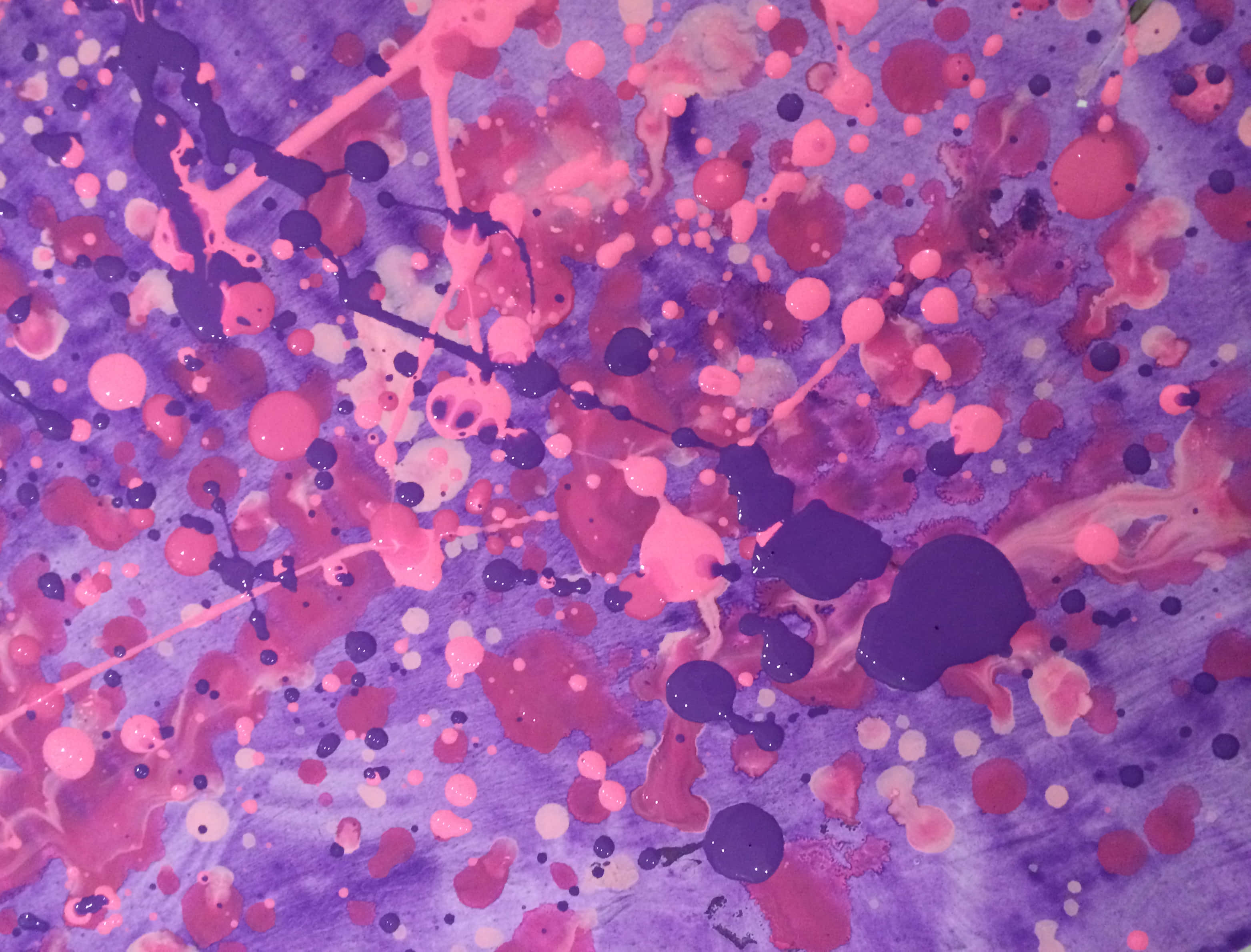Paint Texture 桌布 壁紙 — 充滿活力的粉紅色和紫色油漆飛濺和滴落在有紋理的畫布上創造出動態的抽象構圖。