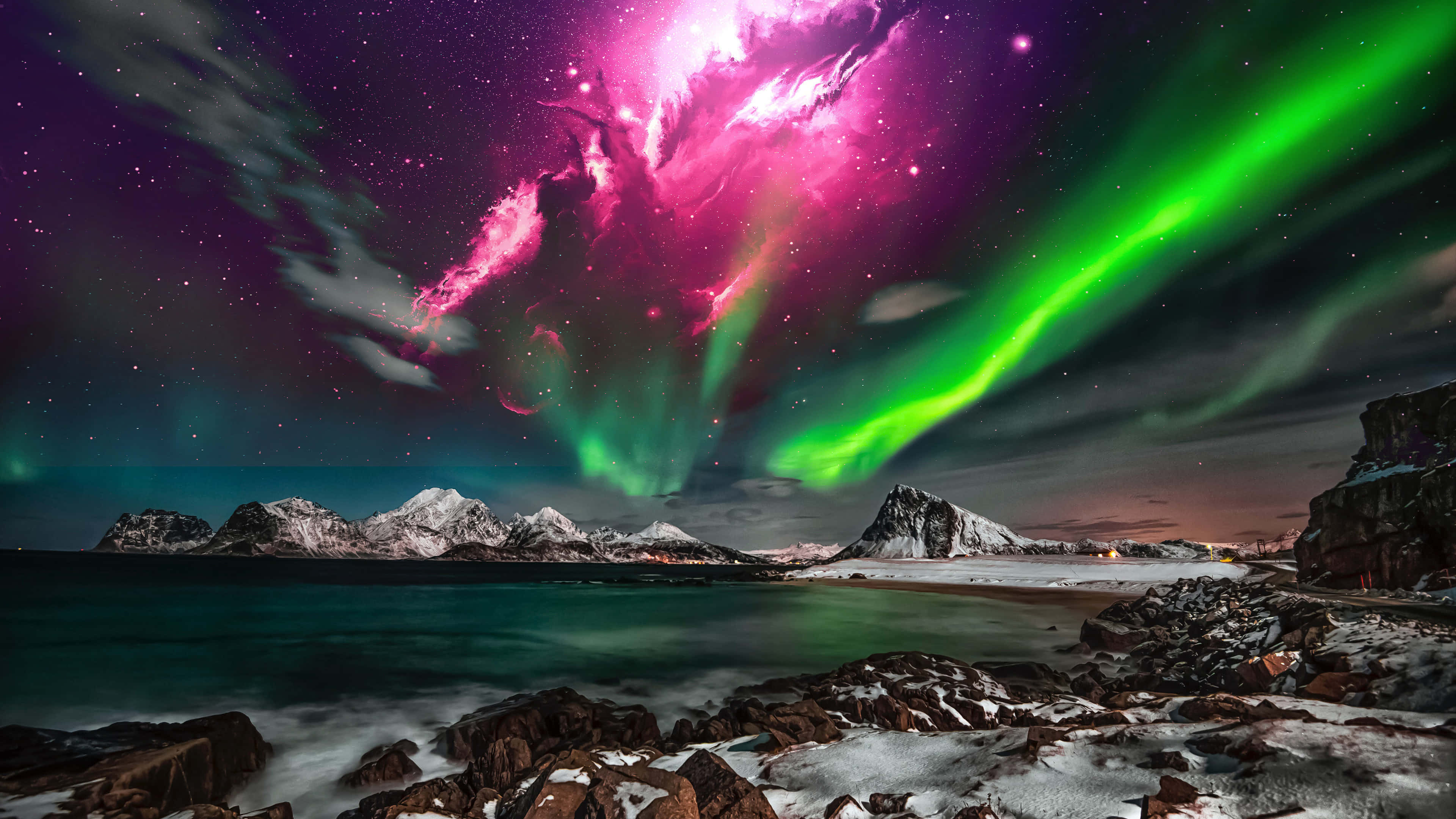 aurora borealis 桌布 壁紙 — 充滿活力的粉紅色和綠色極光在白雪覆蓋的山脈和寧靜的海面上舞動，星空燦爛。