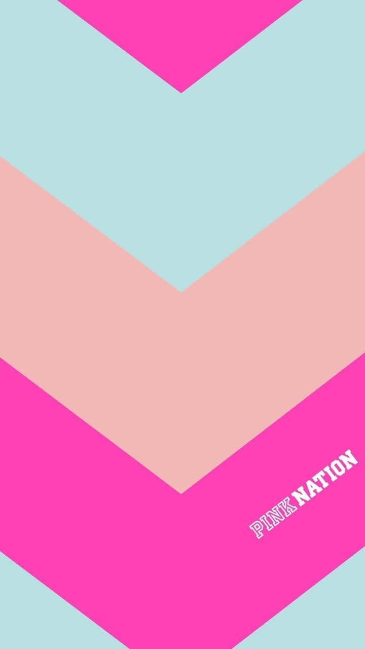 Geometric 桌布 壁紙 — 充滿活力的粉紅色和薄荷綠色人字形圖案，右下角有「PINK NATION」文字。