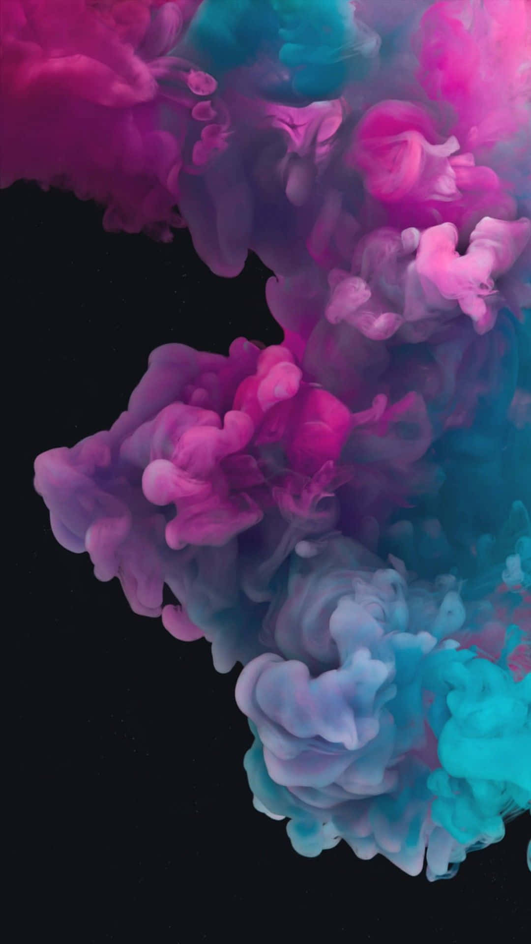 Colorful Smoke 桌布 壁紙 — 充滿活力的粉紅色和藍綠色墨水漩渦在漆黑的背景上翻騰，形成動態的抽象構圖。
