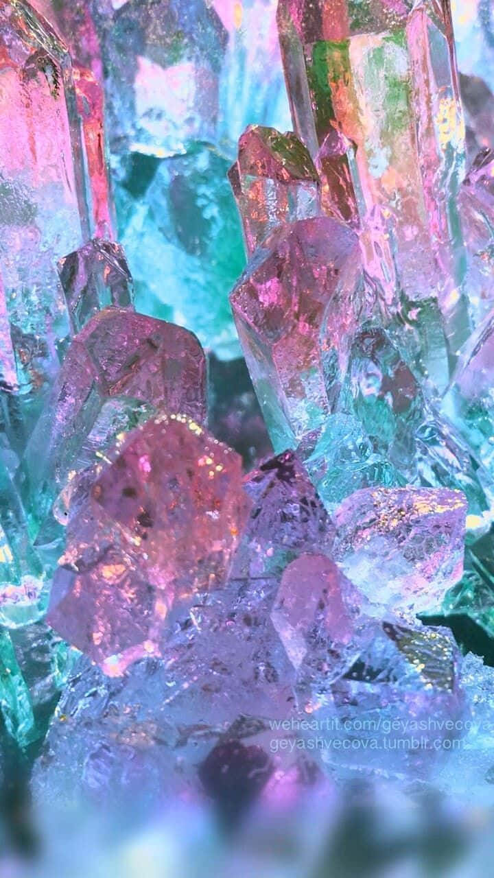 Healing Crystals 桌布 壁紙 — 充滿活力的粉紅色和藍綠色水晶結構在特寫微距鏡頭中散發出彩虹般的光芒。