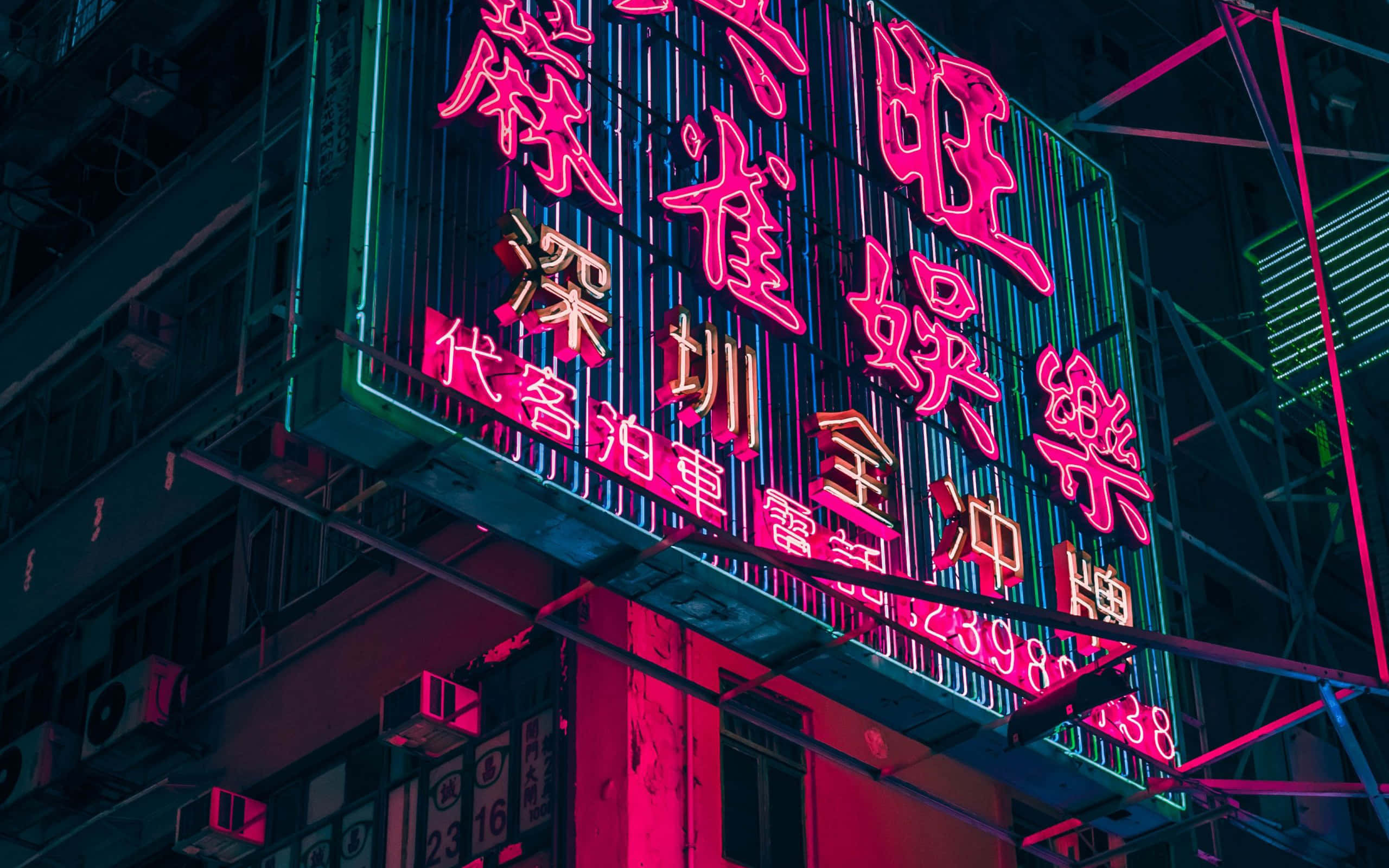 桌布 壁紙 — 充滿活力的粉紅色和藍綠色霓虹燈在夜晚的黑暗城市建築外牆上閃耀。