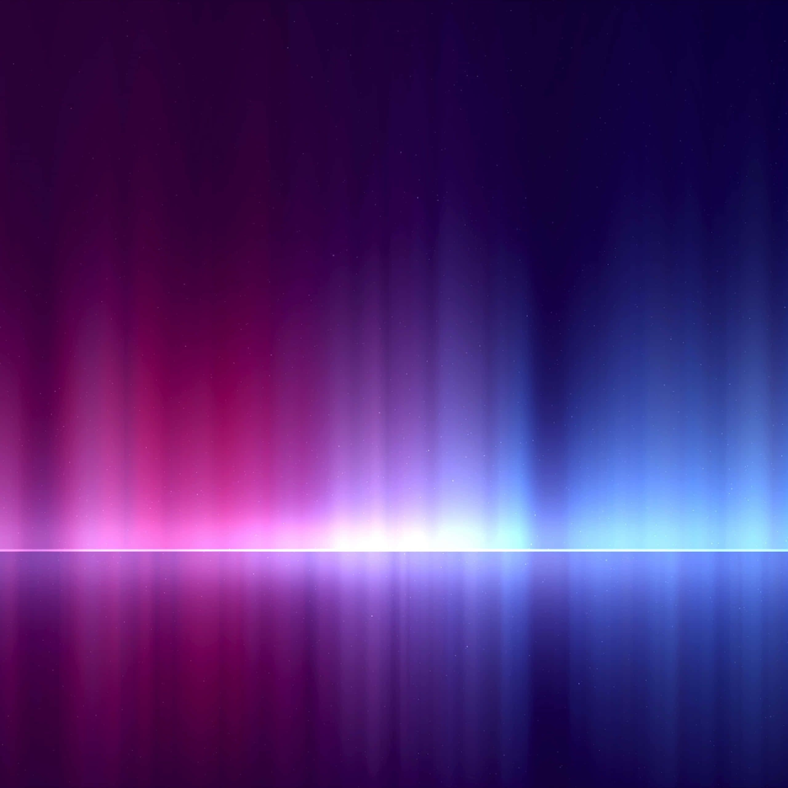 Light 桌布 壁紙 — 充滿活力的粉紅色和藍色極光在星空下閃爍，映照在反射的地平線之上。