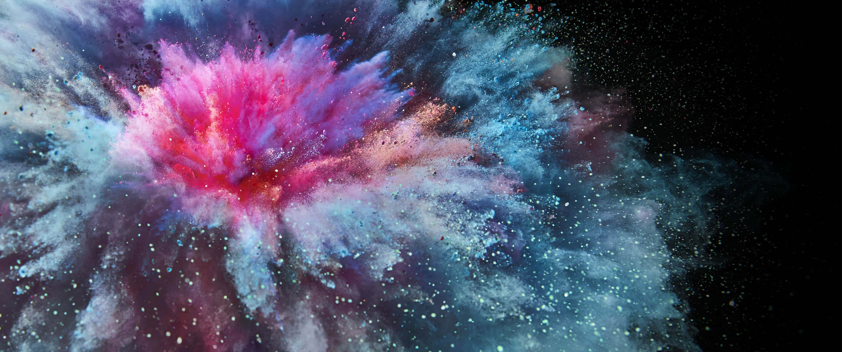 Ultra Wide 3440x1440 Space 桌布 壁紙 — 充滿活力的粉紅色和藍色粉末在黑色虛空中爆炸，創造出色彩和運動的宇宙爆發。
