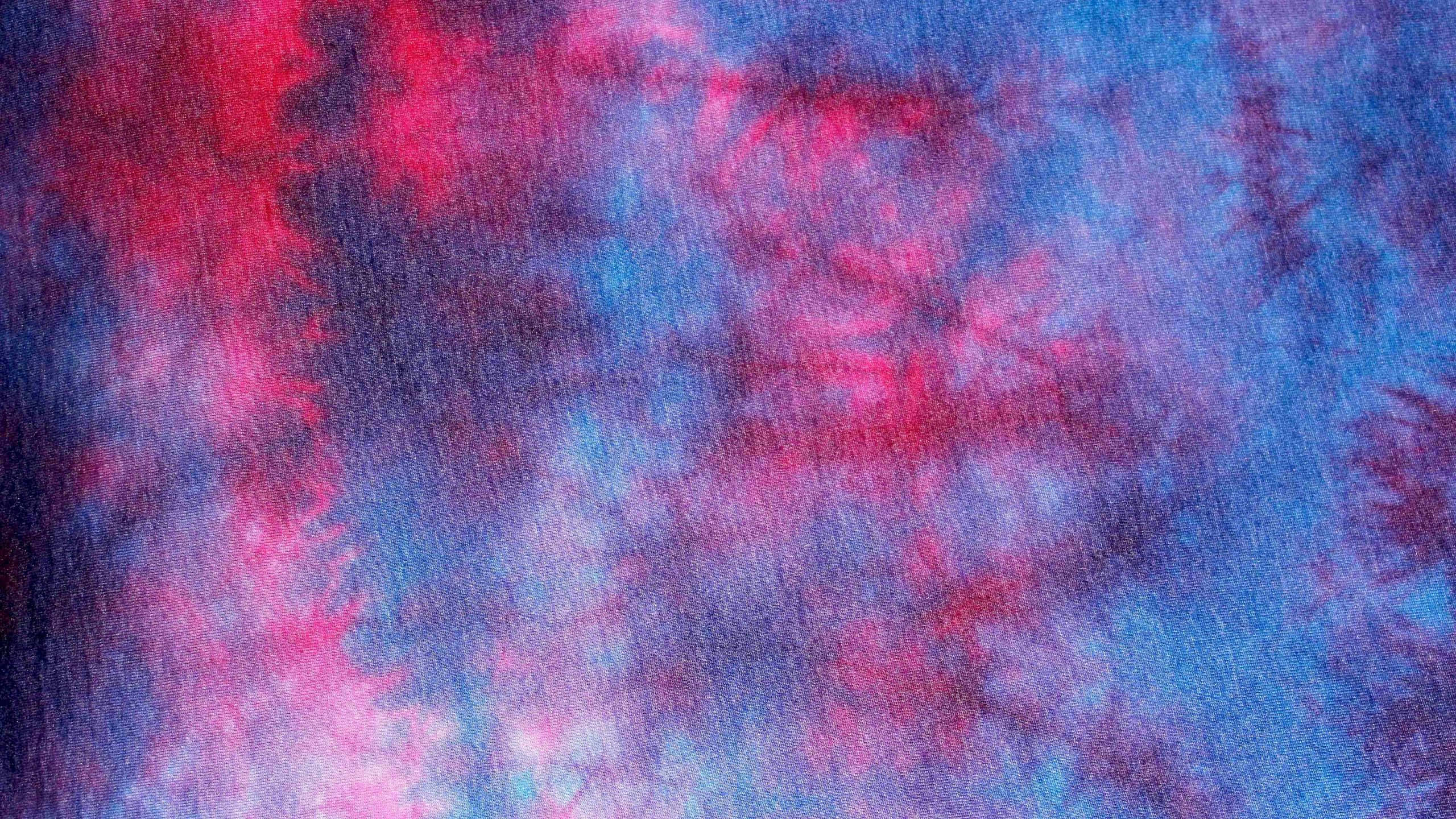 Blue Tie Dye 桌布 壁紙 — 充滿活力的粉紅色和藍色紮染布料，帶有柔和模糊的漸變和紋理纖維。