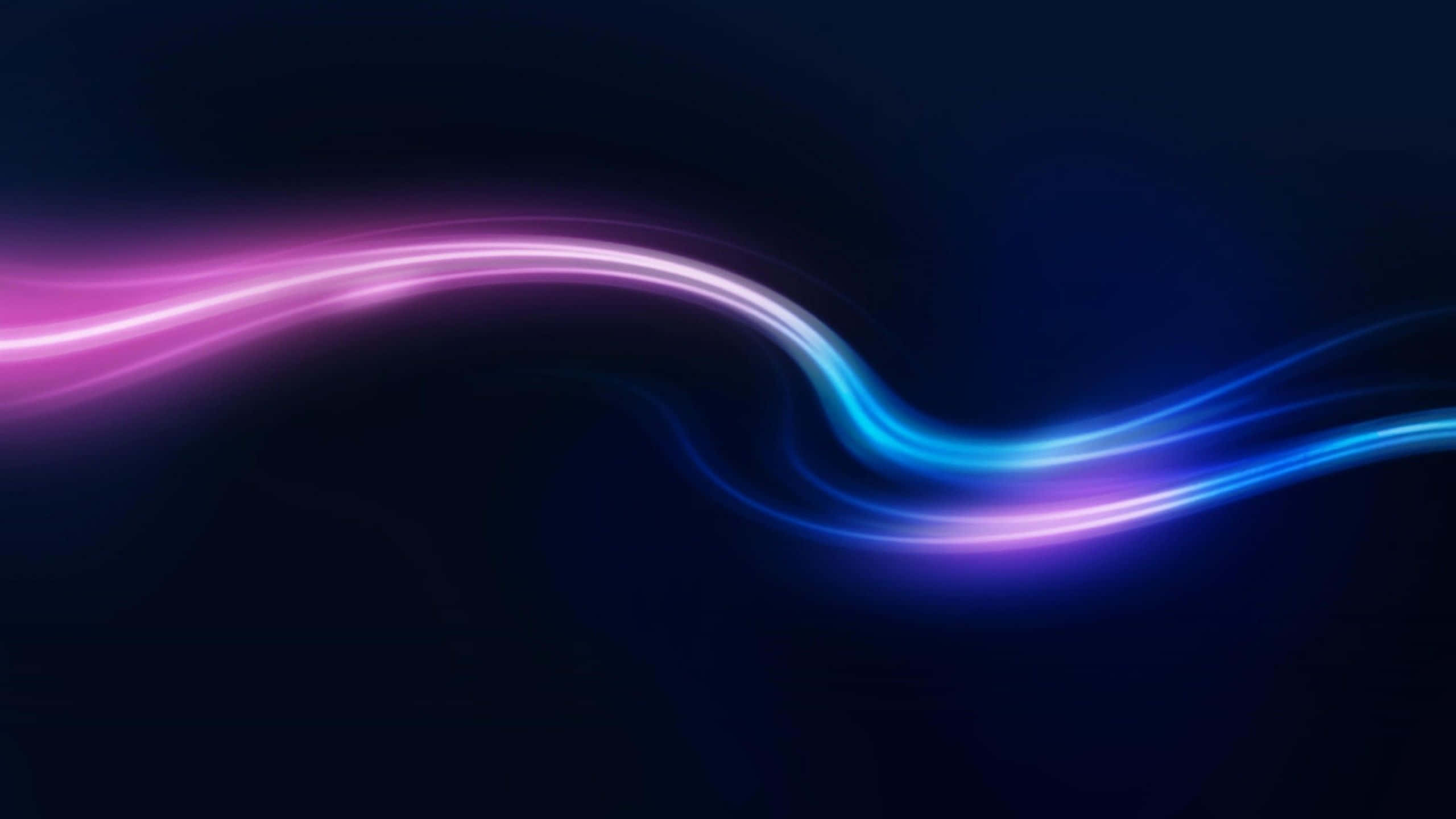 Aesthetic YouTube Banner 桌布 壁紙 — 充滿活力的粉紅色和藍色霓虹燈光條紋在深黑色背景上動態流動。