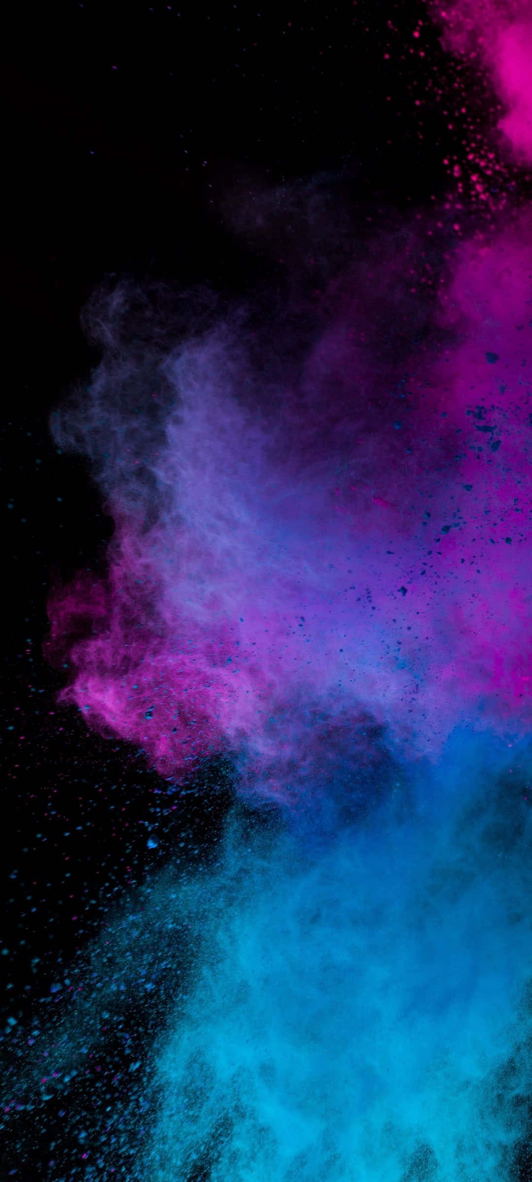 Colorful Smoke 桌布 壁紙 — 充滿活力的粉紅色和青色粉末在純黑色背景上以動態的色彩爆發形式爆炸。