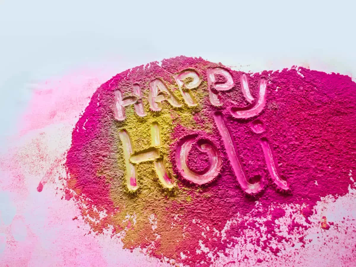 Holi 桌布 壁紙 — 充滿活力的粉紅色和黃色灑紅節粉末在柔和的粉彩背景上拼出「Happy Holi」。