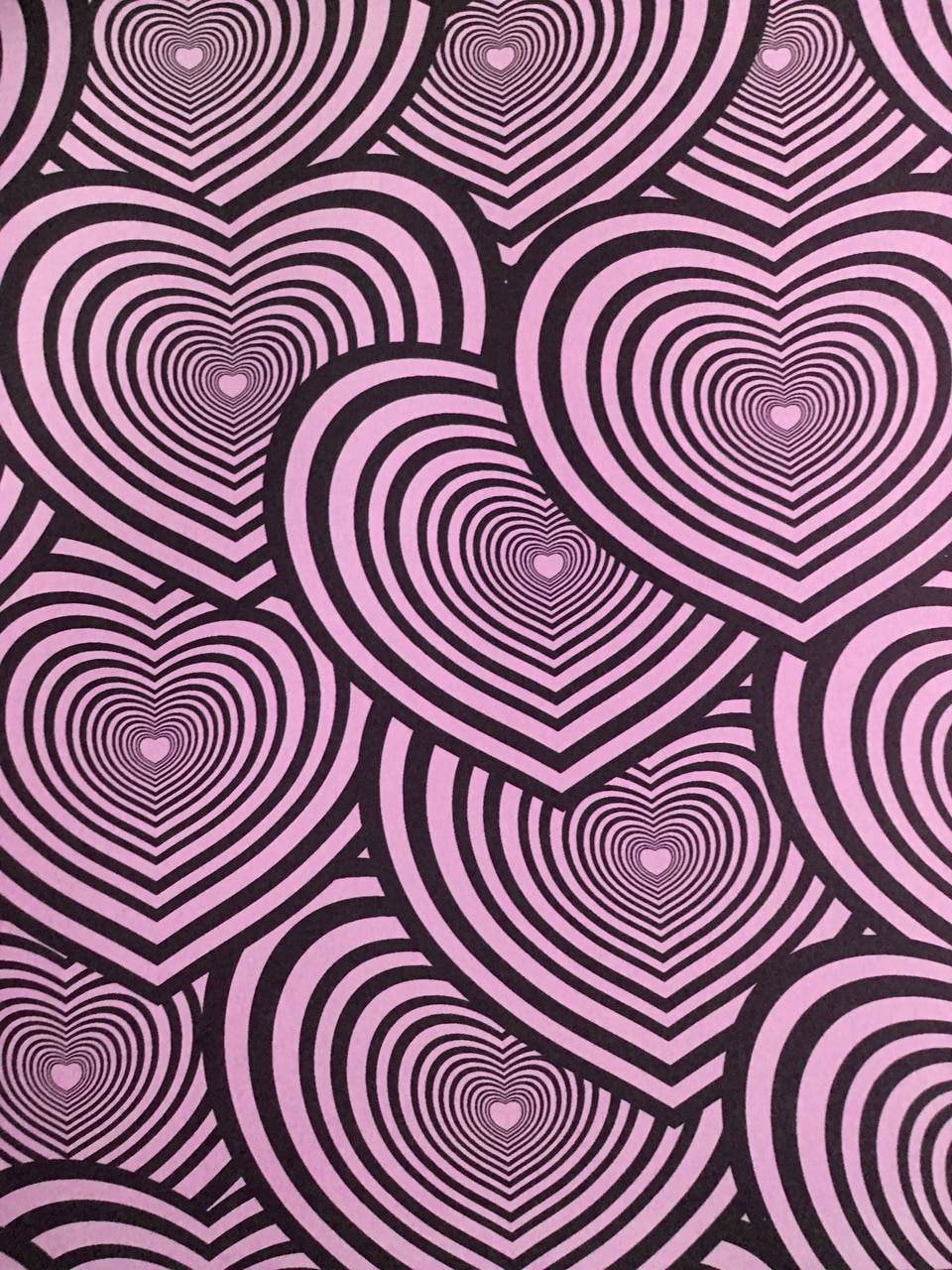 Y2k Heart 桌布 壁紙 — 充滿活力的粉紅色和黑色同心心形圖案創造出催眠般的視錯覺壁紙。