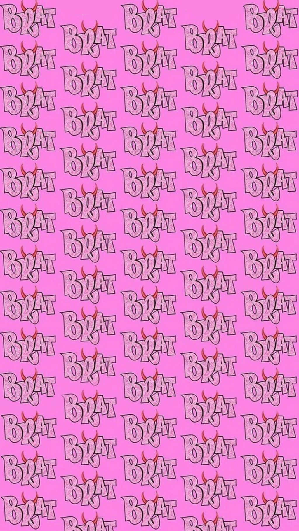 Pink Y2k 桌布 壁紙 — 充滿活力的粉紅色壁紙，具有重複的「BRAT」字樣圖案，每個字母上方都有小惡魔角。