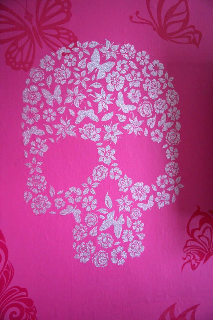Pink Skull 桌布 壁紙 — 充滿活力的粉紅色壁紙，帶有白色花卉骷髏設計，配有蝴蝶和華麗圖案。
