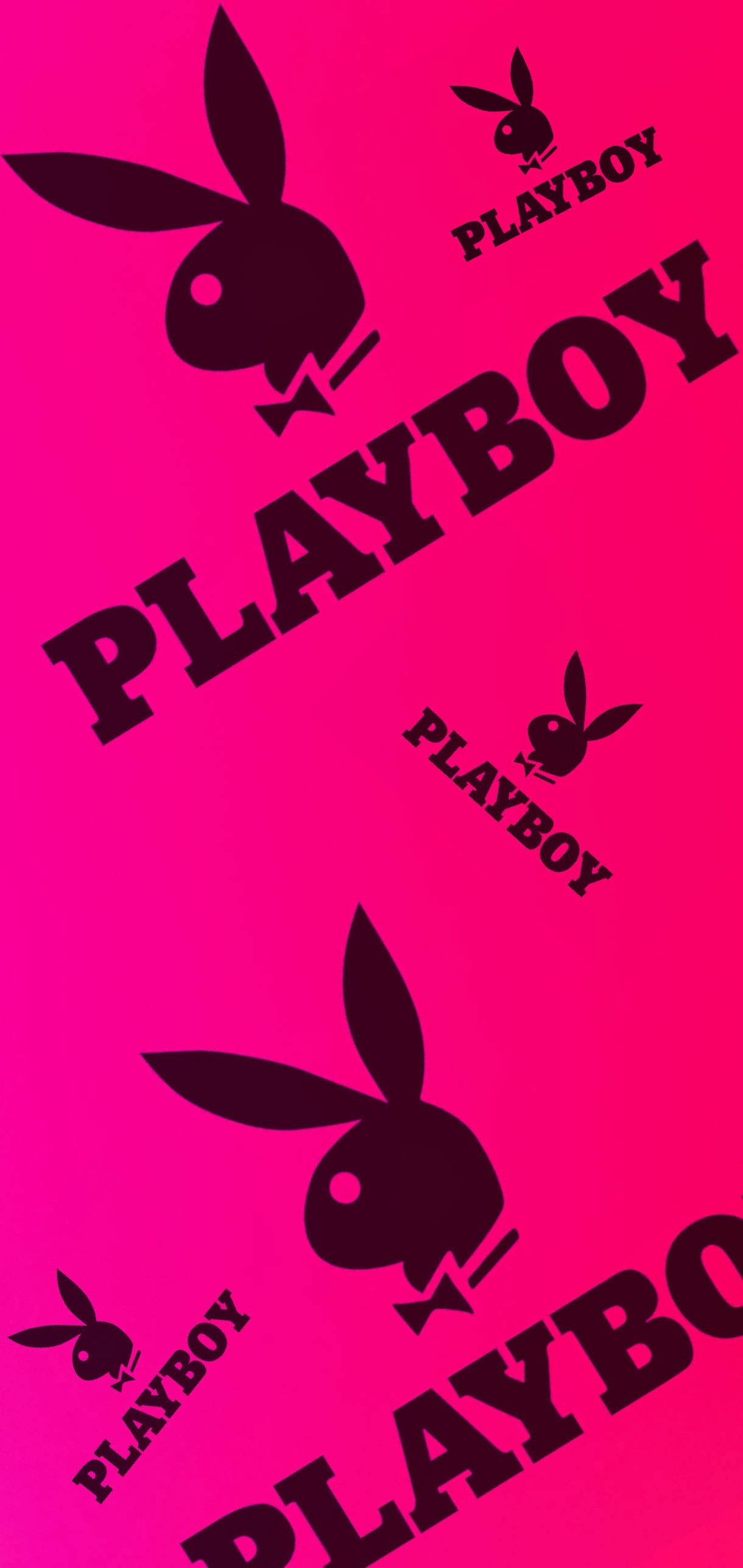 標誌 桌布 壁紙 — 充滿活力的粉紅色壁紙，帶有重複的黑色Playboy兔子標誌和文字，以粗體對角線圖案呈現。