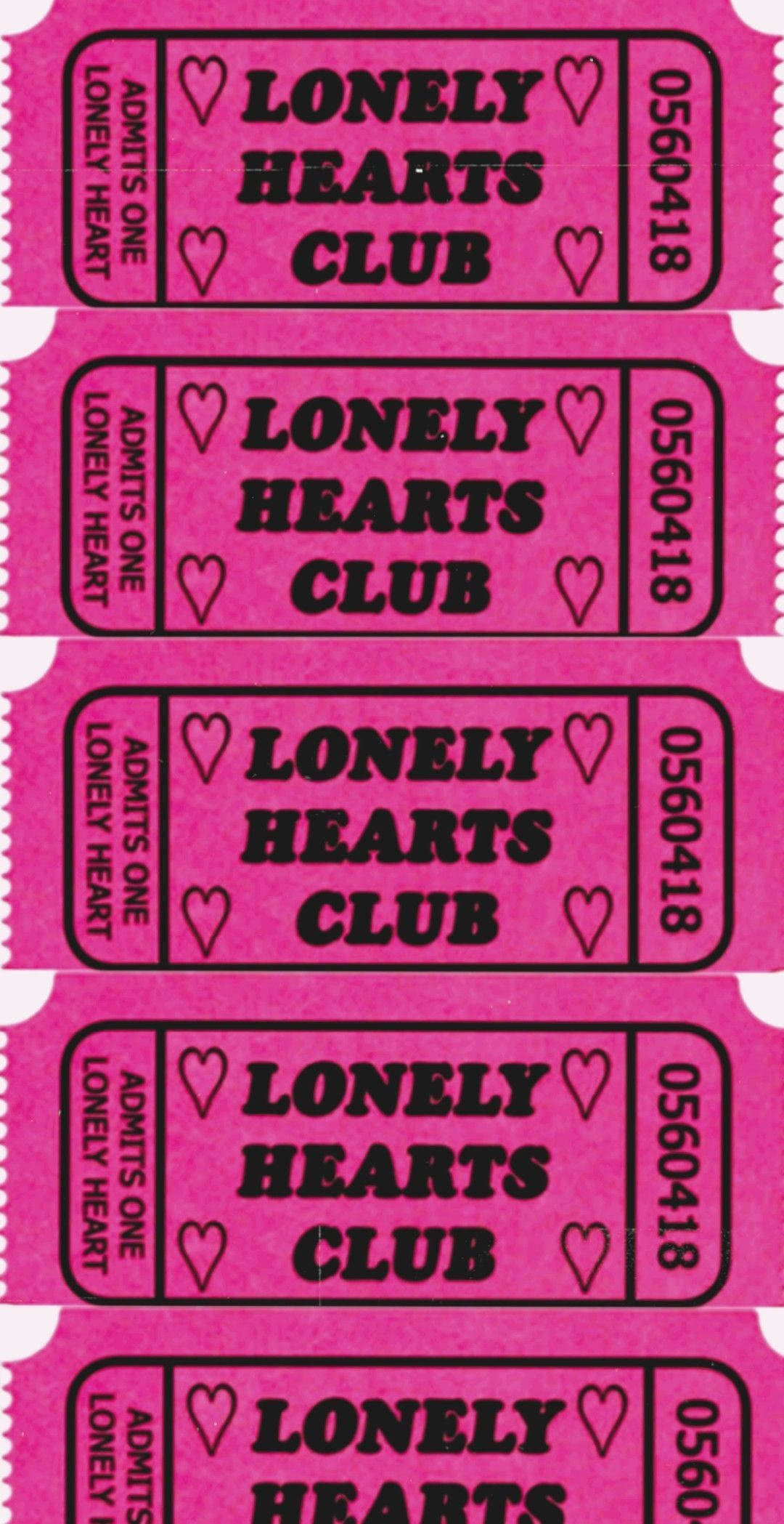 Y2K 桌布 壁紙 — 充滿活力的粉紅色復古門票，適用於 Lonely Hearts Club，帶有粗體黑色文字和心形圖案。