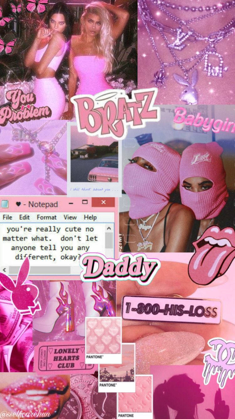 Aesthetic Girly 桌布 壁紙 — 充滿活力的粉紅色拼貼畫，包含 Bratz 娃娃、文字流行文化圖標和閃亮配飾，呈現懷舊的數位美學。