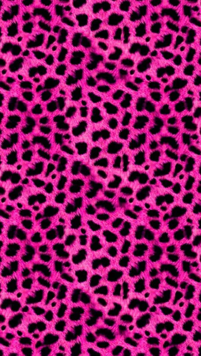 Pink Leopard Print 桌布 壁紙 — 充滿活力的粉紅色毛皮搭配大膽的黑色豹紋斑點，營造出大膽俏皮的動物印花質感。