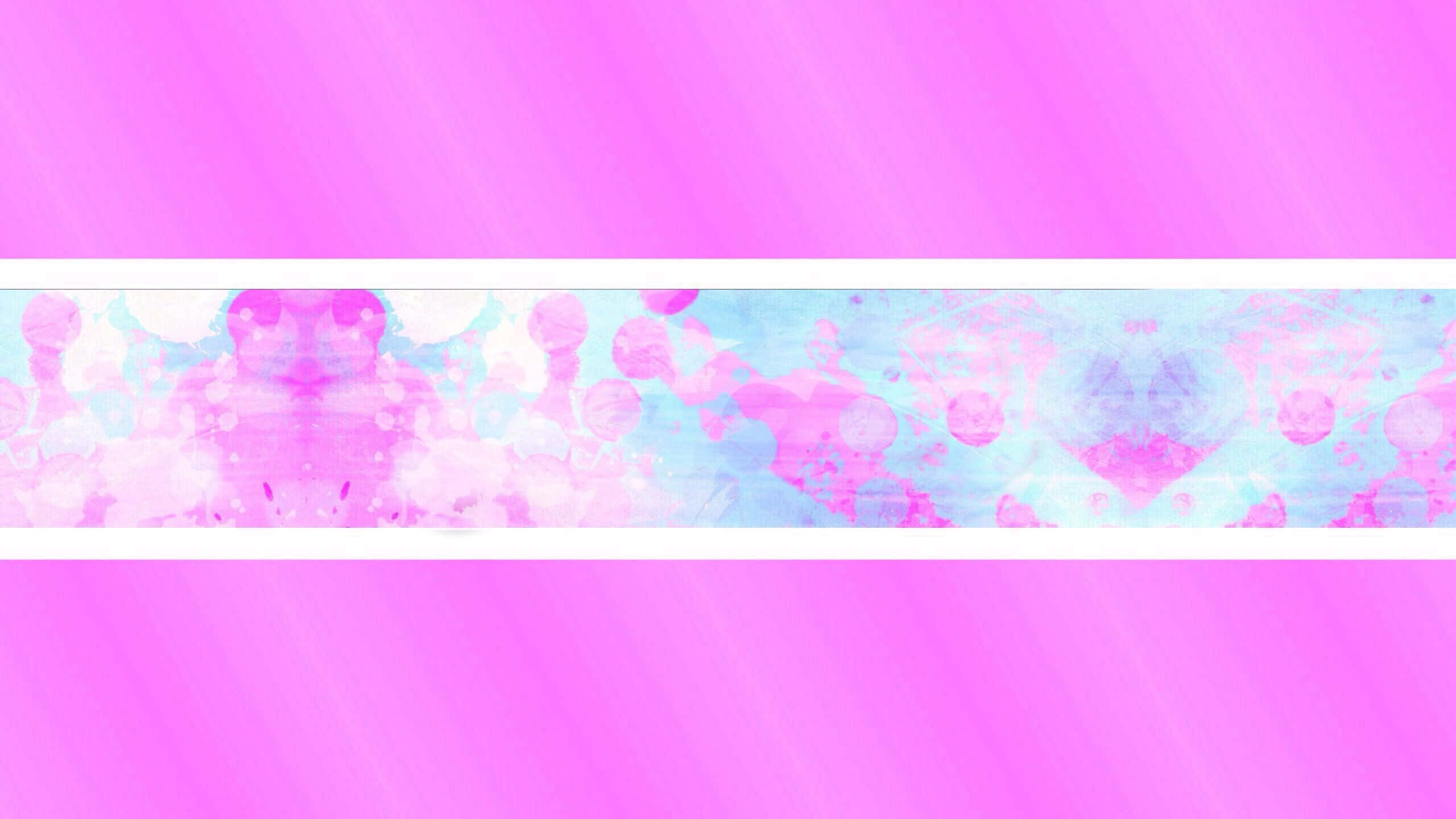 Aesthetic YouTube Banner 桌布 壁紙 — 充滿活力的粉紅色漸變壁紙，中央有一條抽象水彩帶，帶有柔和的藍色和粉紅色飛濺以及氣泡狀形狀。