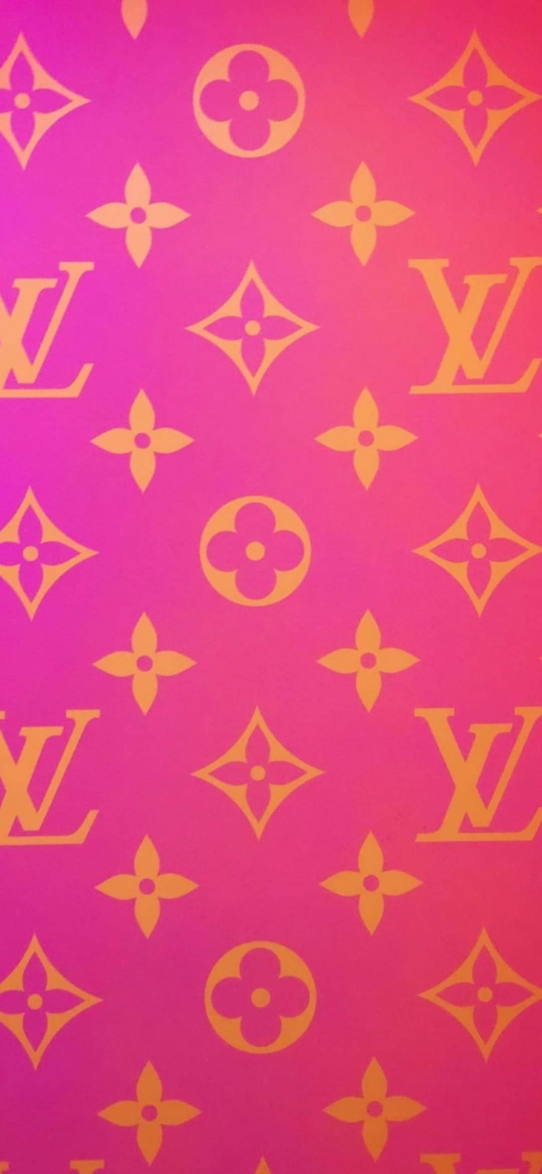 圖案 桌布 壁紙 — 充滿活力的粉紅色漸變壁紙，帶有重複的金色 Louis Vuitton 字母組合圖案，採用大膽的幾何設計。