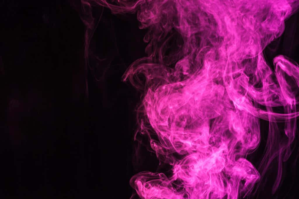 Pink Smoke 桌布 壁紙 — 充滿活力的粉紅色煙霧在純黑色背景上動態翻騰，營造出空靈且富有情緒的視覺效果。