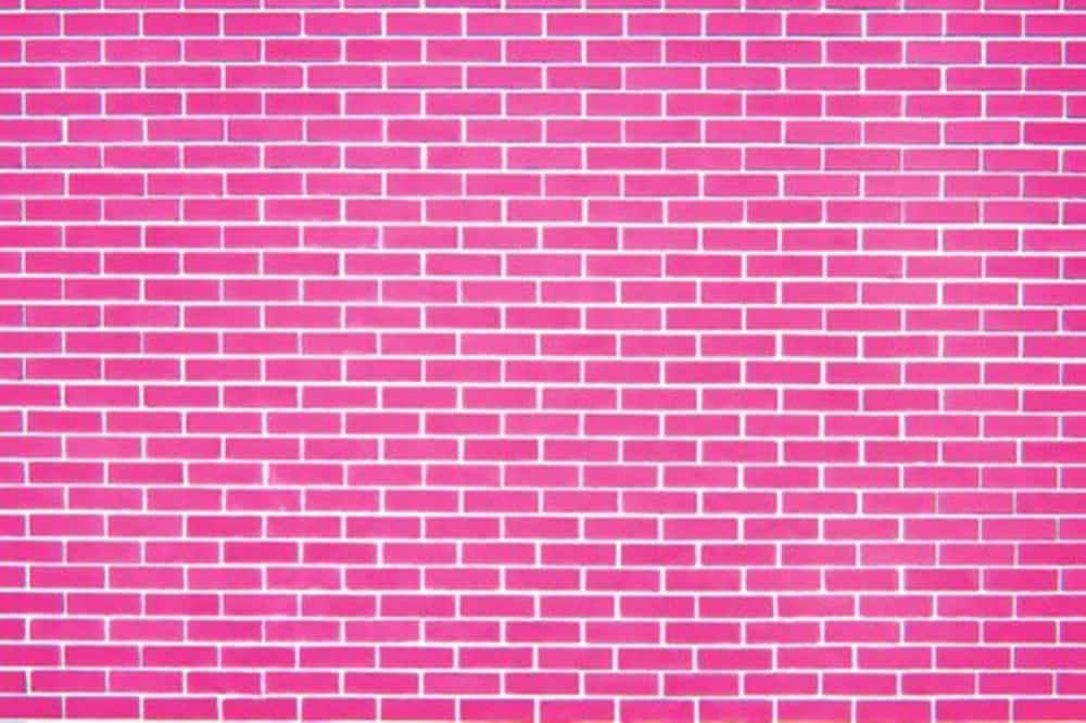 Pink Brick 桌布 壁紙 — 充滿活力的粉紅色磚牆，帶有清晰的白色砂漿線條，形成重複圖案。