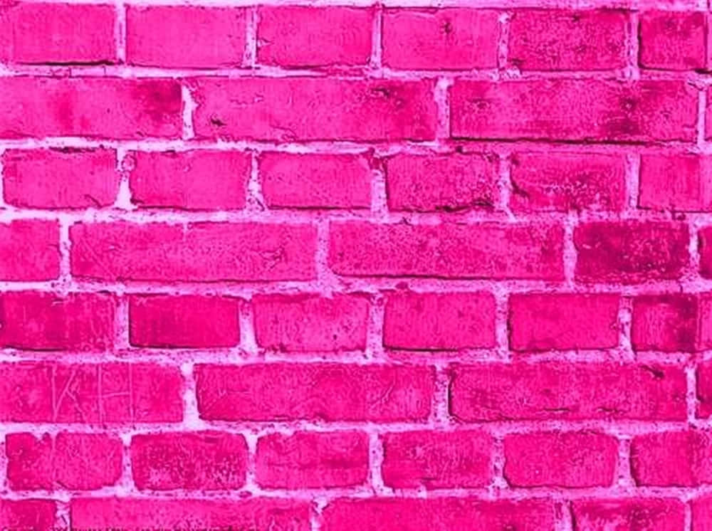 Pink Brick 桌布 壁紙 — 充滿活力的粉紅色磚牆，帶有紋理灰泥線條和細微磨損，展現大膽的城市圖案。