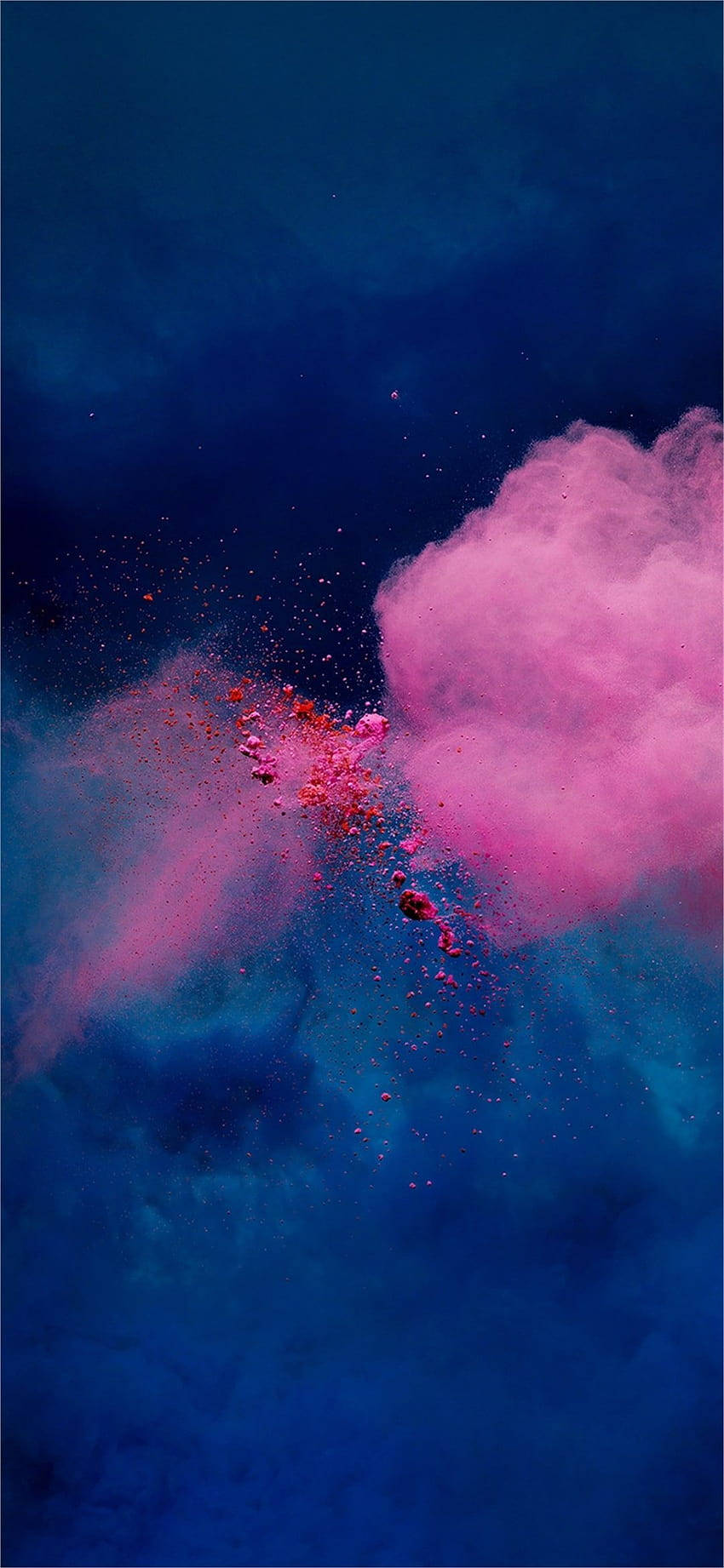Pink And Blue 桌布 壁紙 — 充滿活力的粉紅色粉末在深藍色宇宙背景下爆炸，形成動態的抽象爆發。