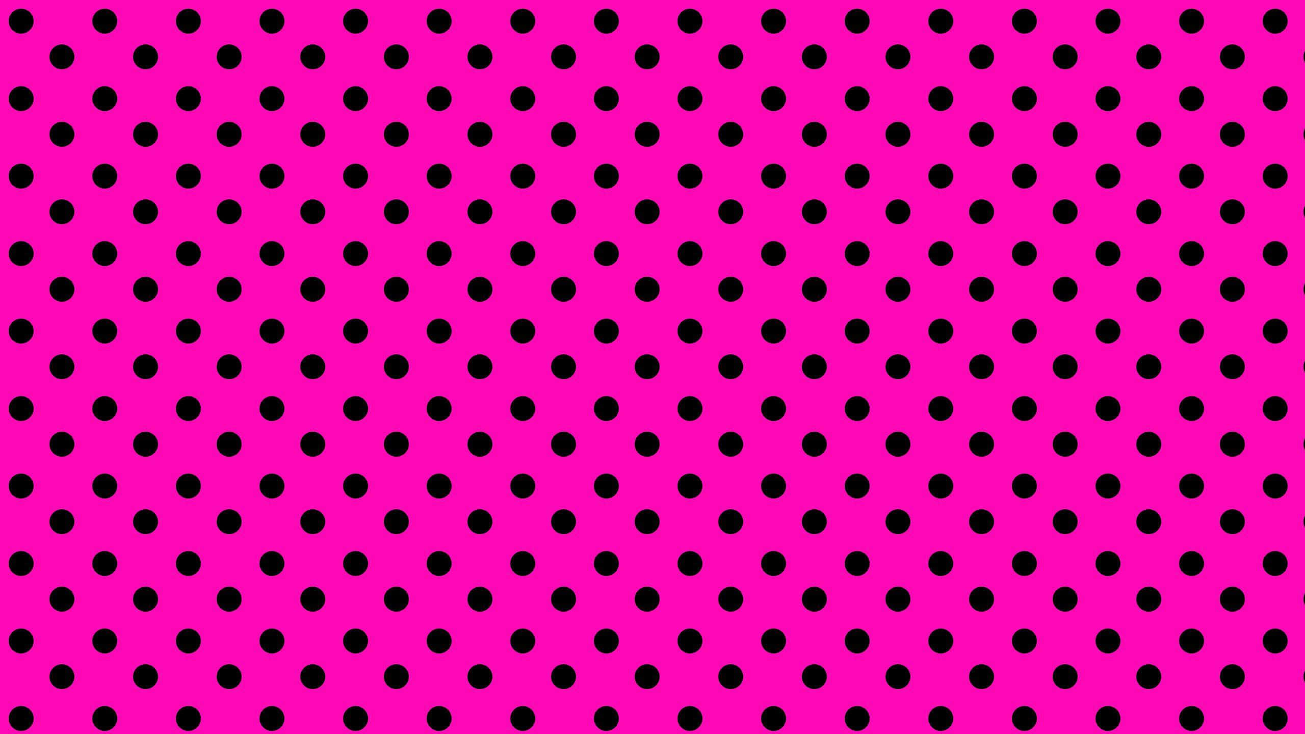 Pink Black 桌布 壁紙 — 充滿活力的粉紅色背景，均勻分佈的黑色圓點營造出大膽的圖案。