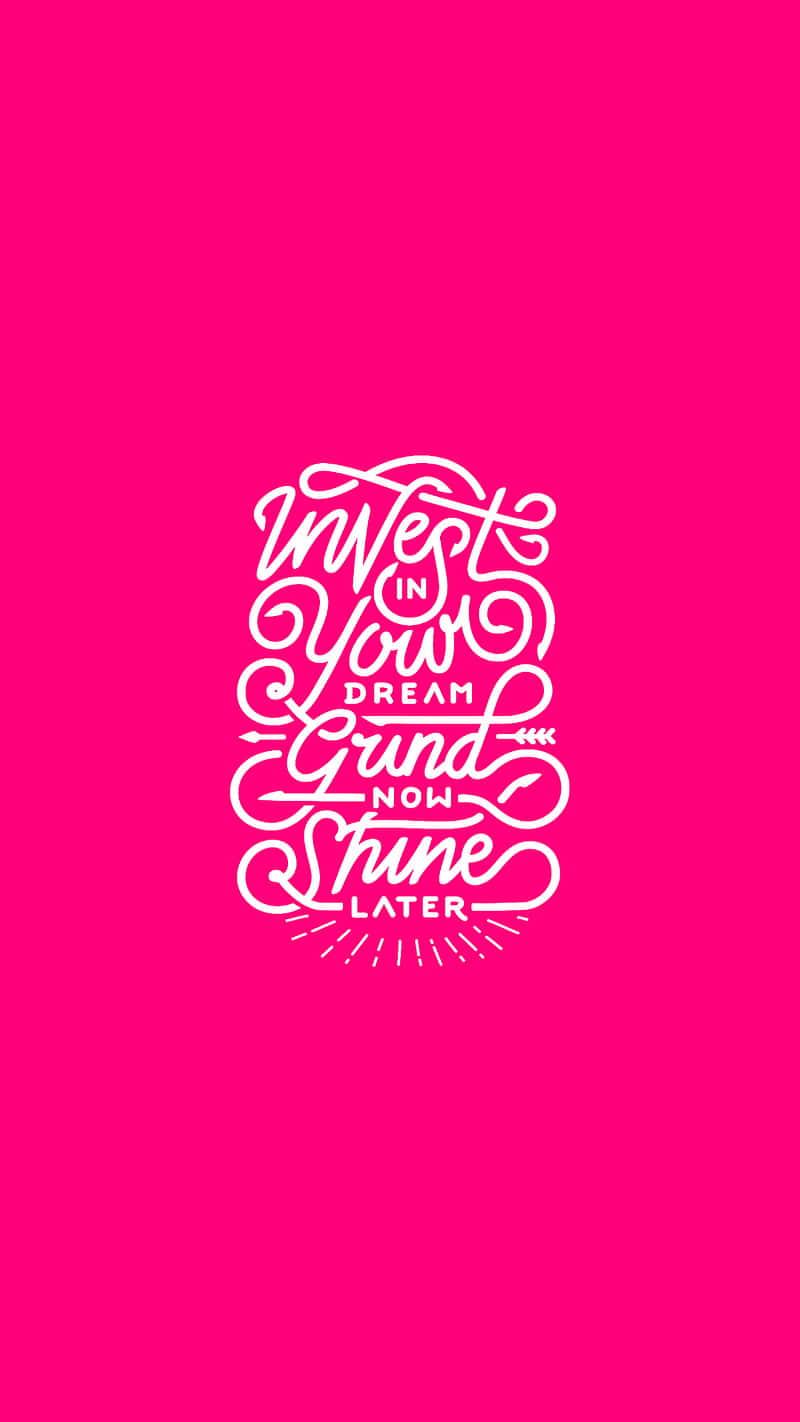 Pink Quote 桌布 壁紙 — 充滿活力的粉紅色背景，帶有優雅的白色書法，寫著「Invest in Your Dream Grind Now Shine Later」，並配有裝飾性漩渦和太陽爆發。