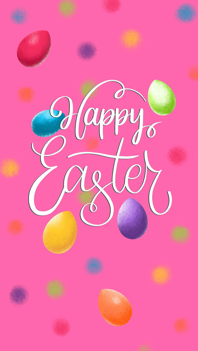 Cute Easter iPhone 桌布 壁紙 — 充滿活力的粉紅色背景，彩色復活蛋漂浮在優雅的白色草書文字「復活節快樂」周圍。