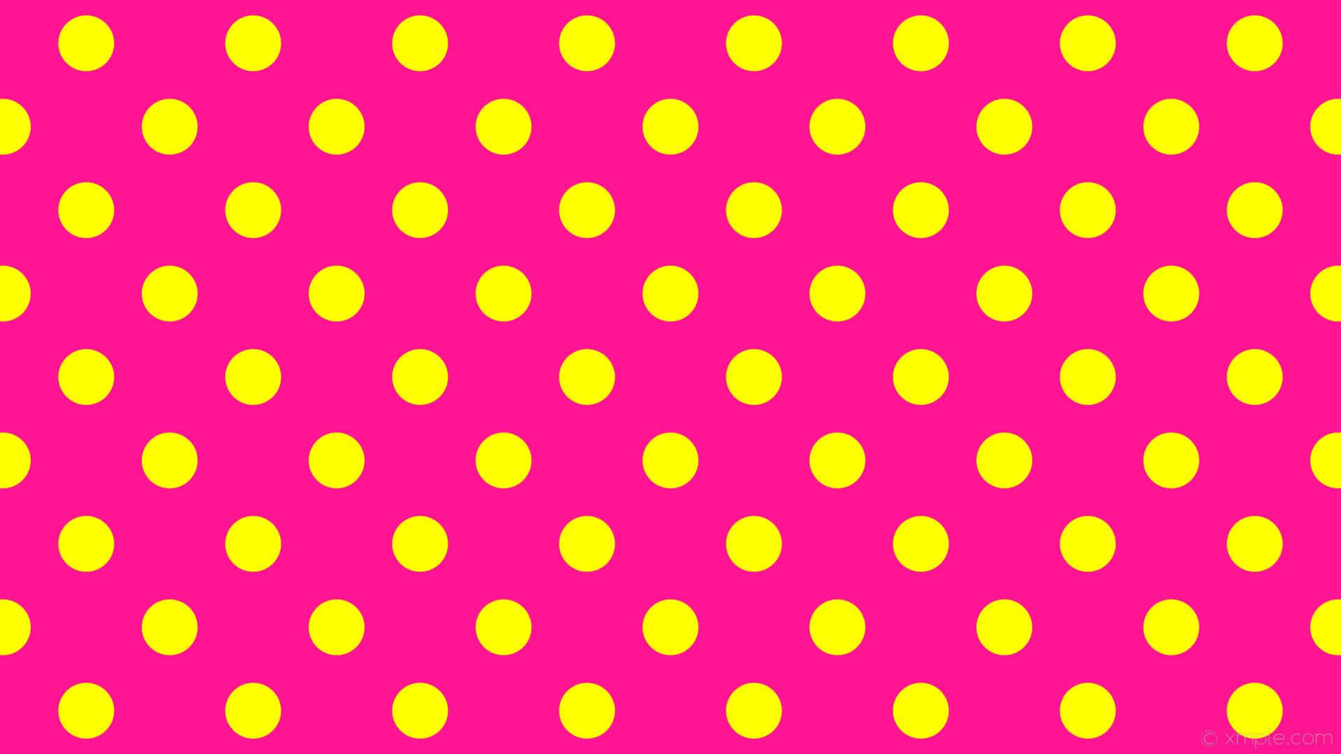 Yellow Polka Dot 桌布 壁紙 — 充滿活力的粉紅色背景，點綴著均勻分佈的亮黃色圓圈，形成大膽的復古圖案。