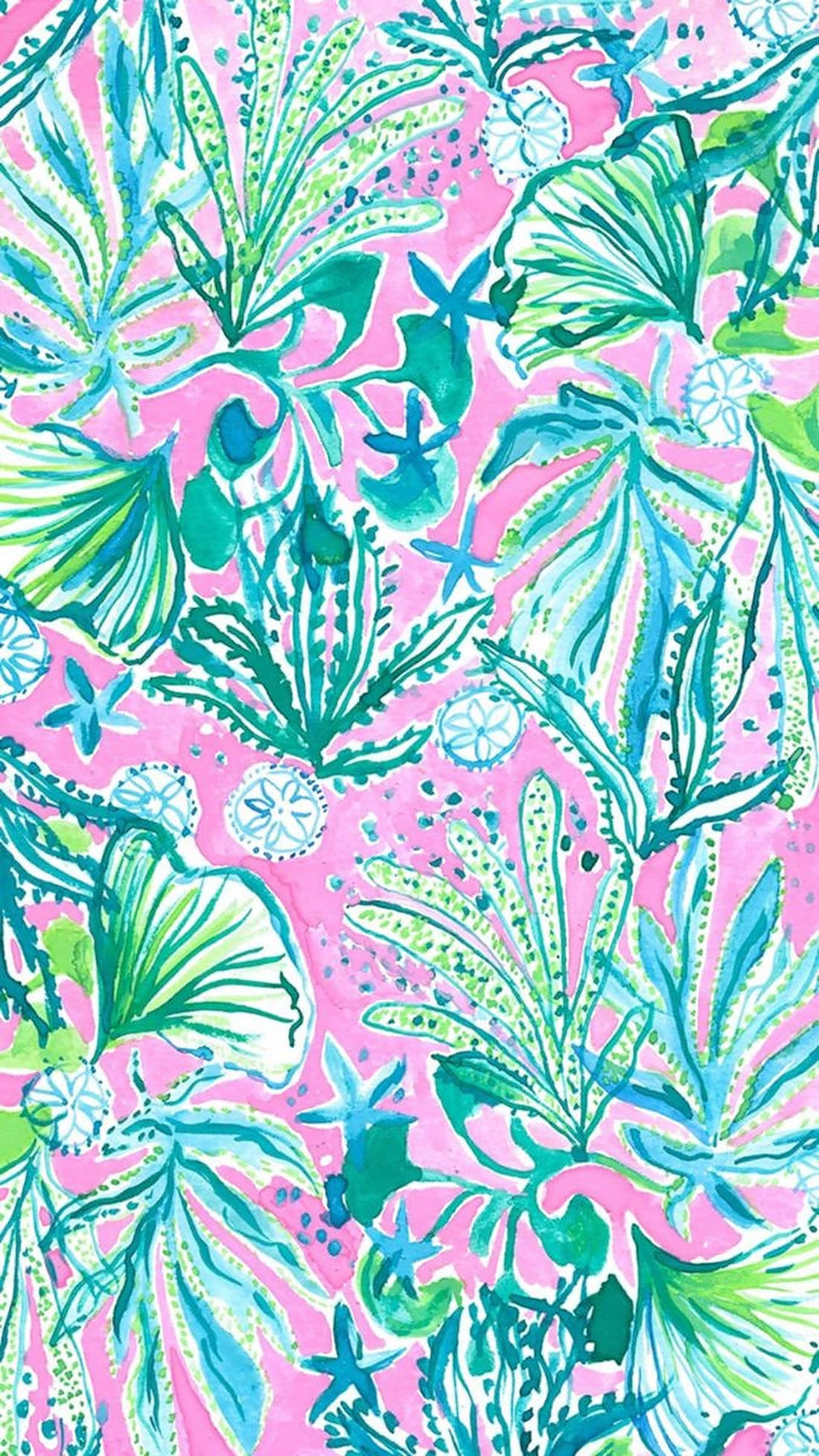 lilly 桌布 壁紙 — 充滿活力的粉紅色背景，點綴著茂盛的綠色和藍色熱帶植物以及海星，呈現俏皮的水彩圖案。