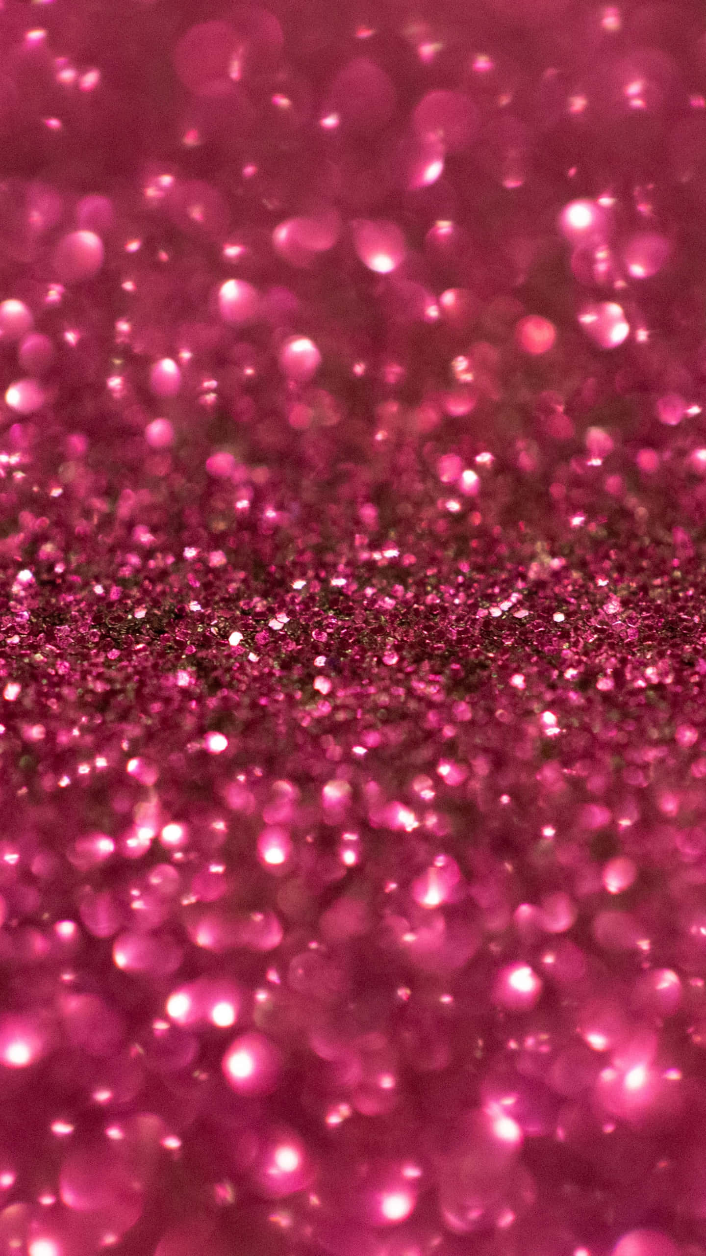 Black And Pink 桌布 壁紙 — 充滿活力的粉紅色閃粉特寫，帶有散景高光，營造出閃閃發光的紋理表面。