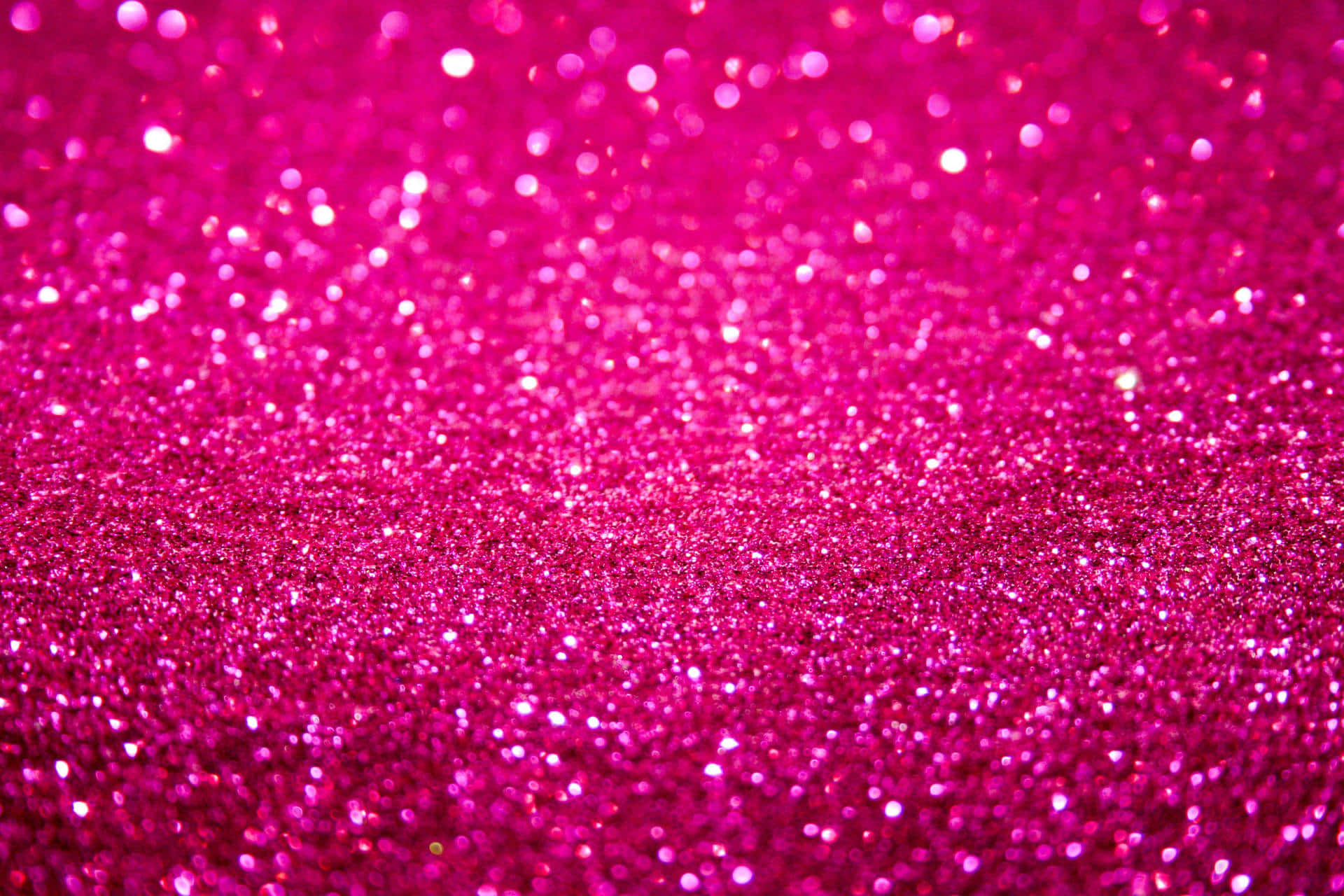 Hot Pink Glitter 桌布 壁紙 — 充滿活力的粉紅色閃粉特寫，閃爍的散景高光營造出耀眼的紋理表面。