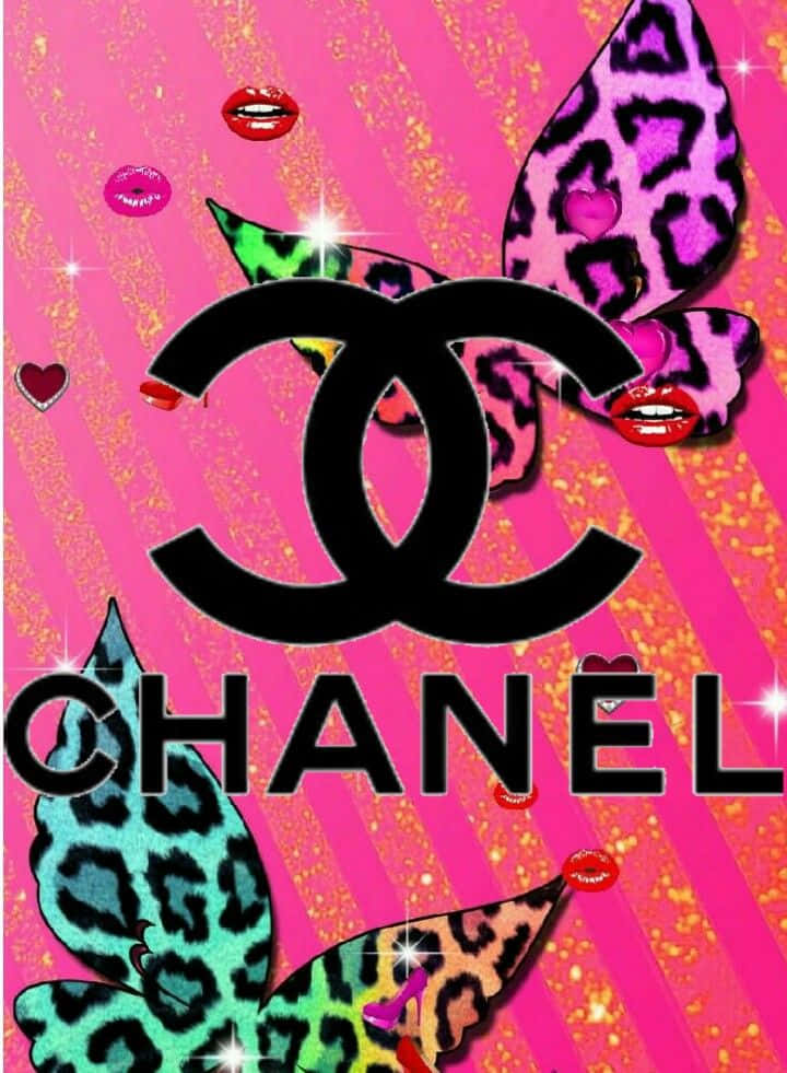 香奈兒標誌 桌布 壁紙 — 充滿活力的粉紅色閃粉背景，粗體黑色 Chanel 標誌被色彩繽紛的豹紋蝴蝶和紅唇包圍。