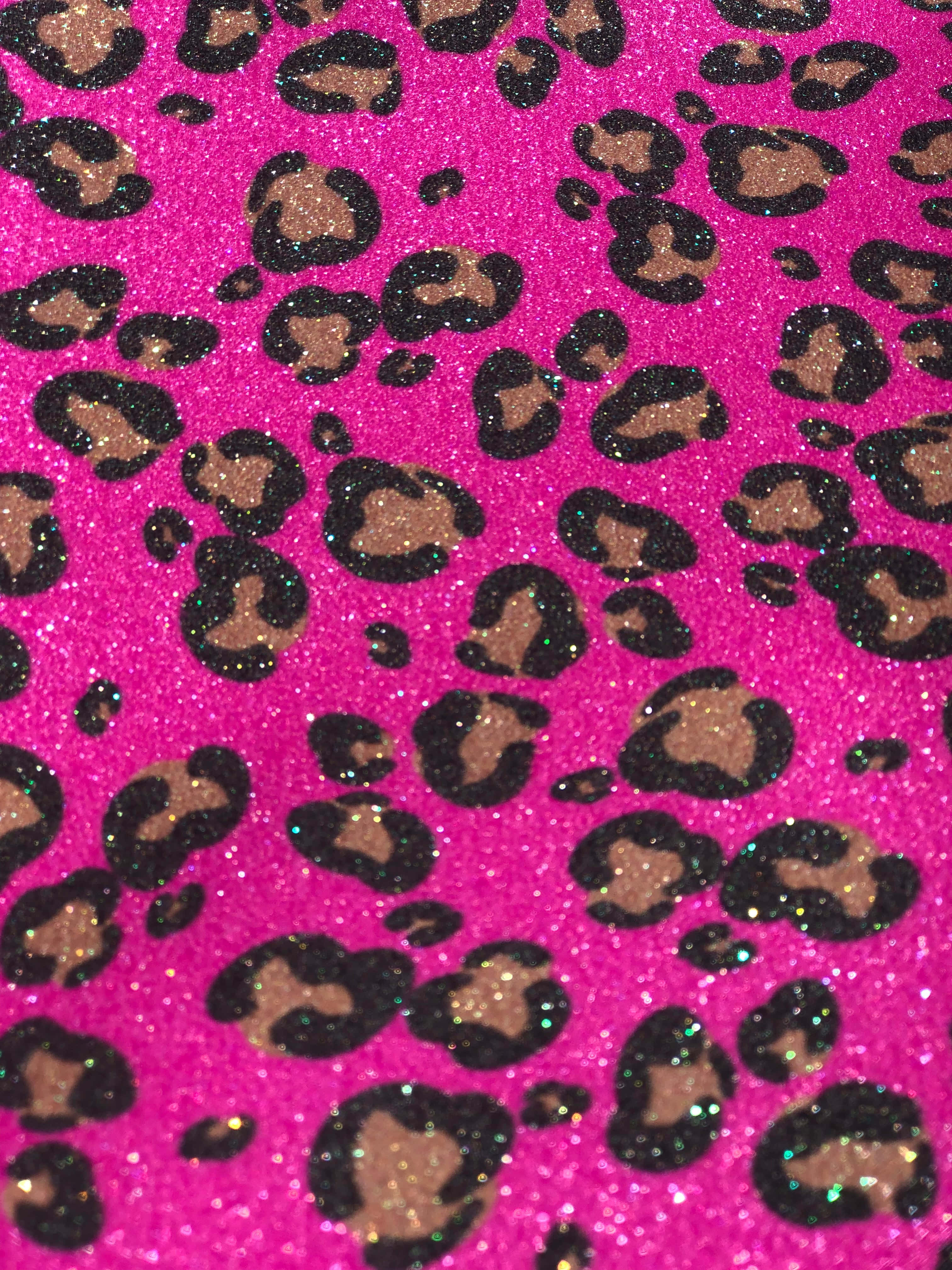 Glitter Leopard 桌布 壁紙 — 充滿活力的粉紅色閃粉表面，飾以大膽的黑色和棕褐色豹紋斑點。