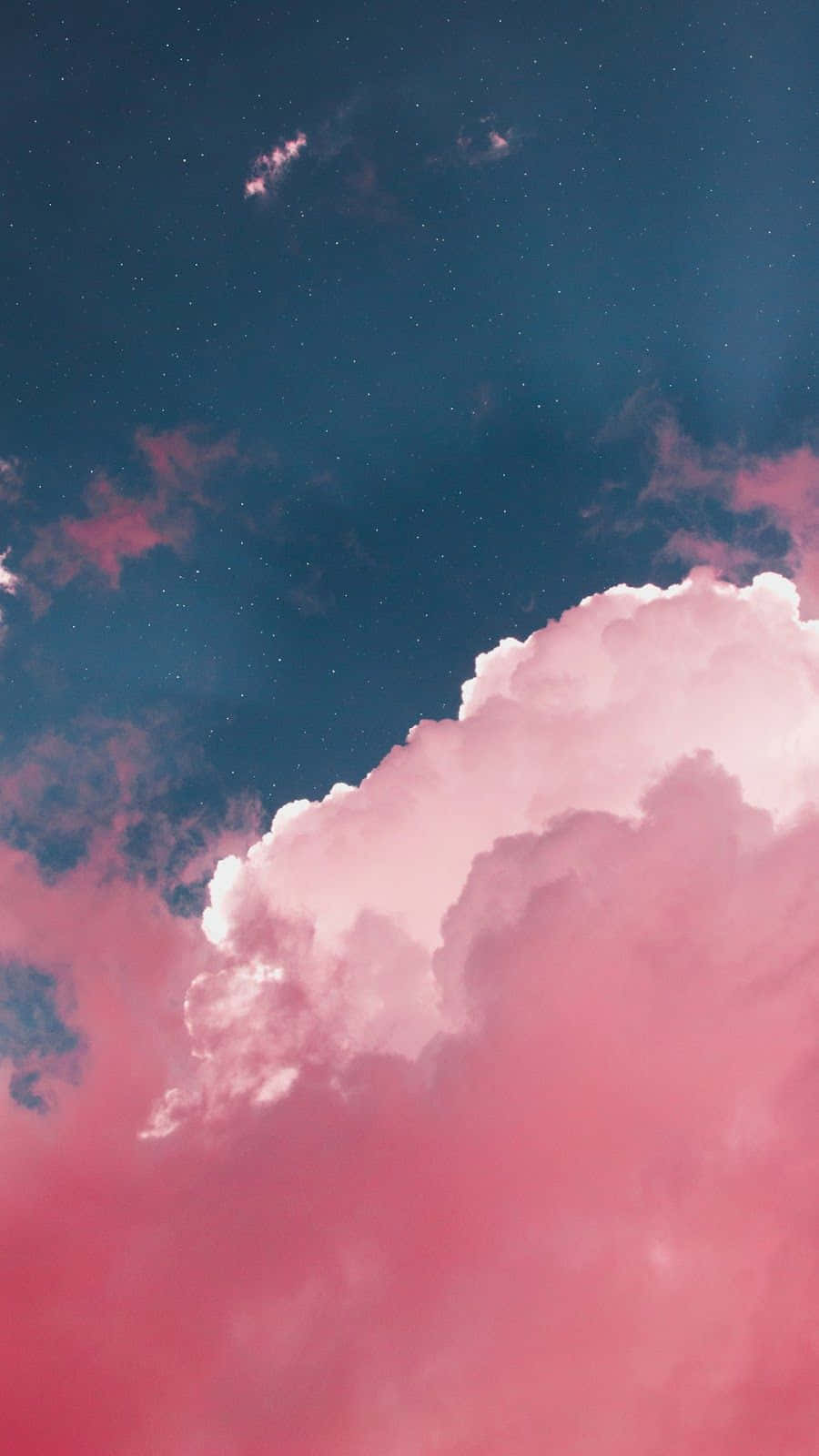 Cloud 桌布 壁紙 — 充滿活力的粉紅色雲朵在深藍綠色星空下飄移，營造出夢幻般的天體場景。