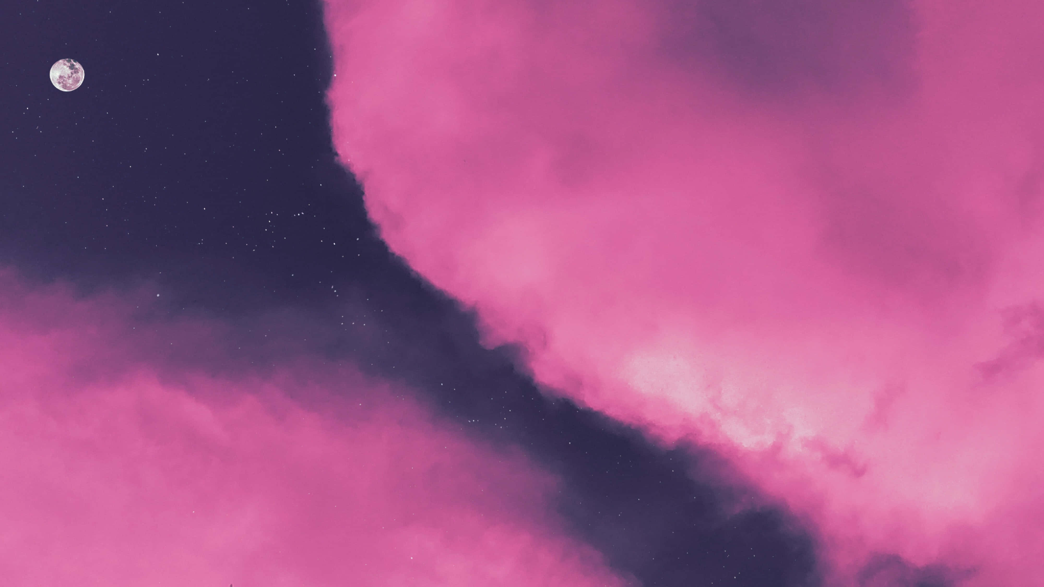 月光 桌布 壁紙 — 充滿活力的粉紅色雲朵在繁星點點的夜空中旋轉，可見的月亮散發出柔和的光芒。