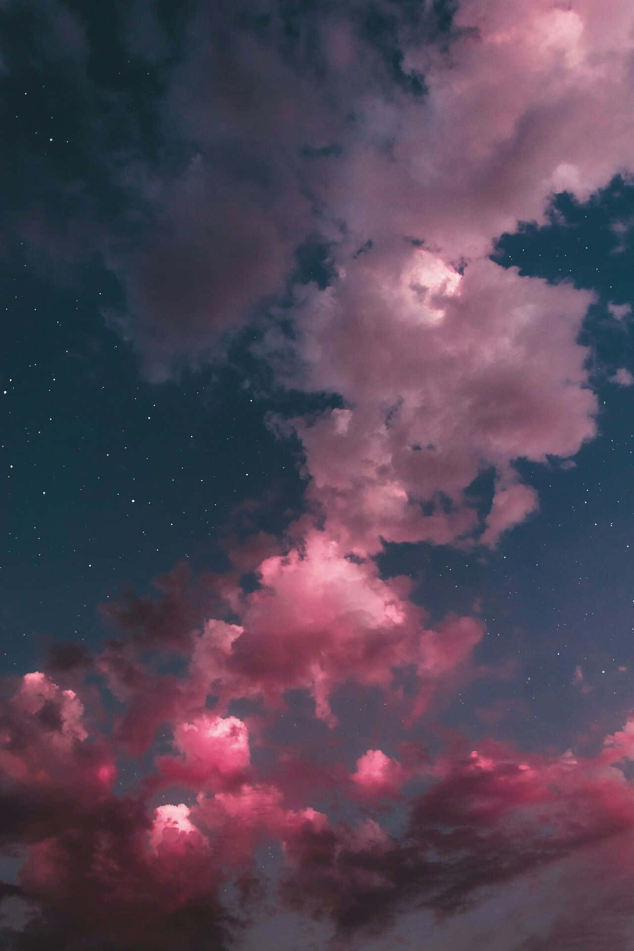 Aesthetic Cloud 桌布 壁紙 — 充滿活力的粉紅色雲朵飄過星空暮色天空，帶有深藍綠色底色和散落的閃爍星星。