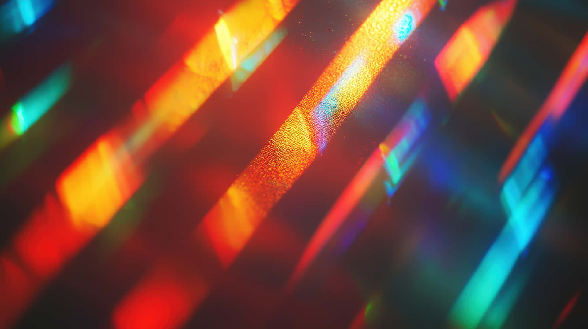 A blurred abstract composition of colorful light reflections, featuring red, blue, and yellow hues 壁紙 — 充滿活力的紅橙色和藍綠色光線的對角線條紋穿過紋理表面折射，產生動態的抽象光芒。