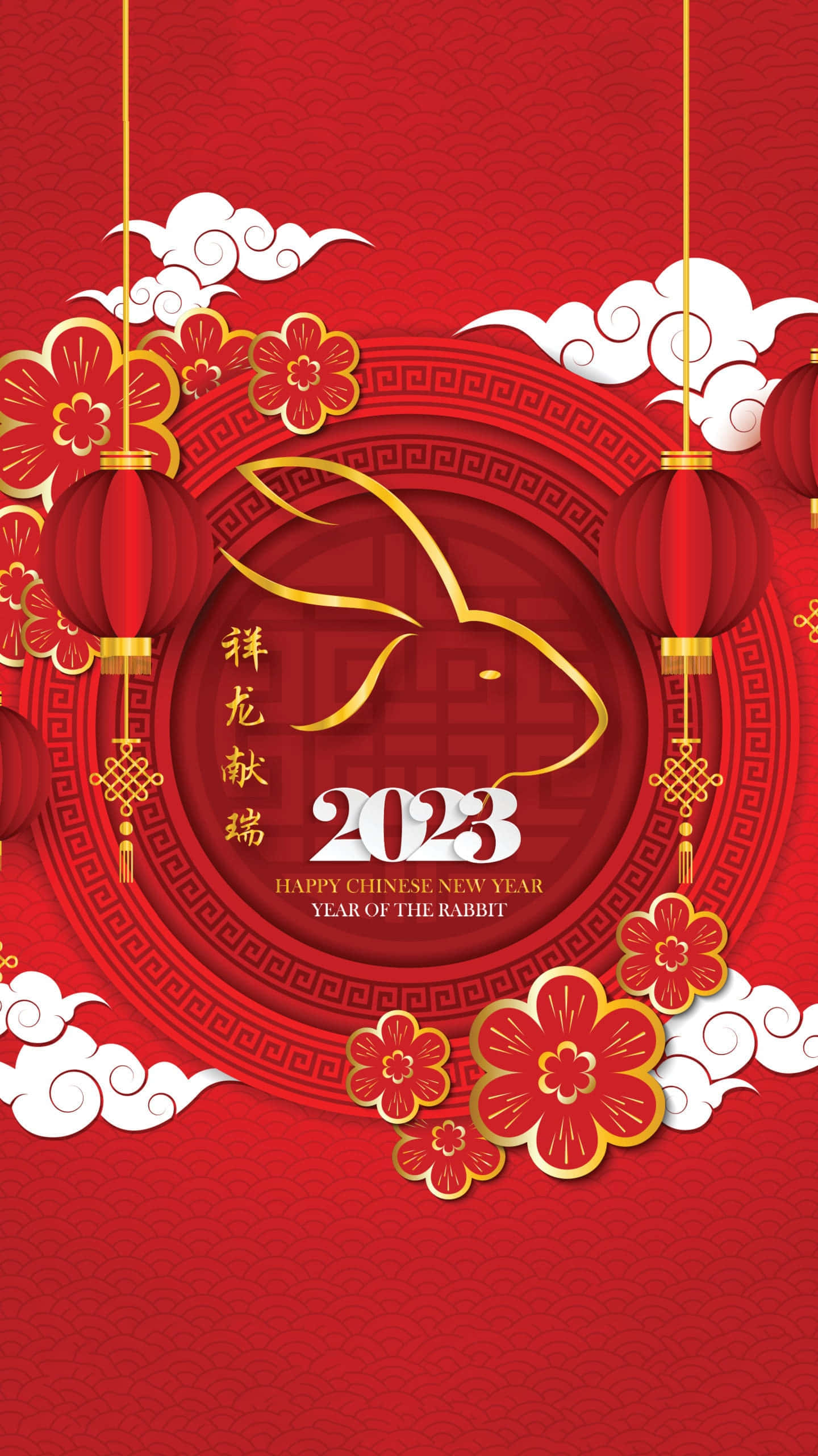 春節 桌布 壁紙 — 充滿活力的紅色中國新年壁紙， featuring 金色兔子剪影、燈籠和花卉圖案，慶祝2023兔年。