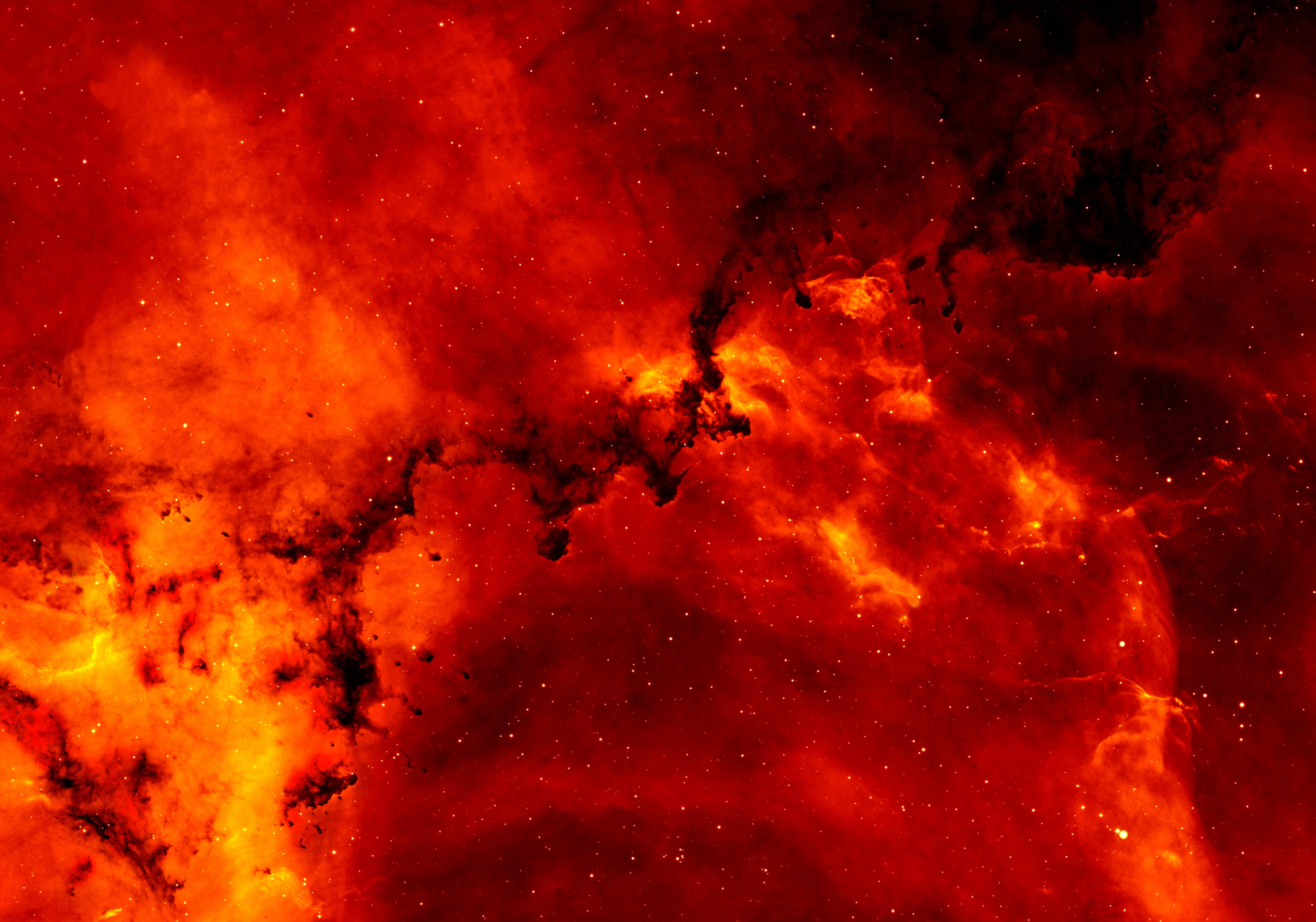 太陽 桌布 壁紙 — 充滿活力的紅色和橙色宇宙星雲，在黑暗虛空中呈現旋轉的氣體雲和散落的星星。